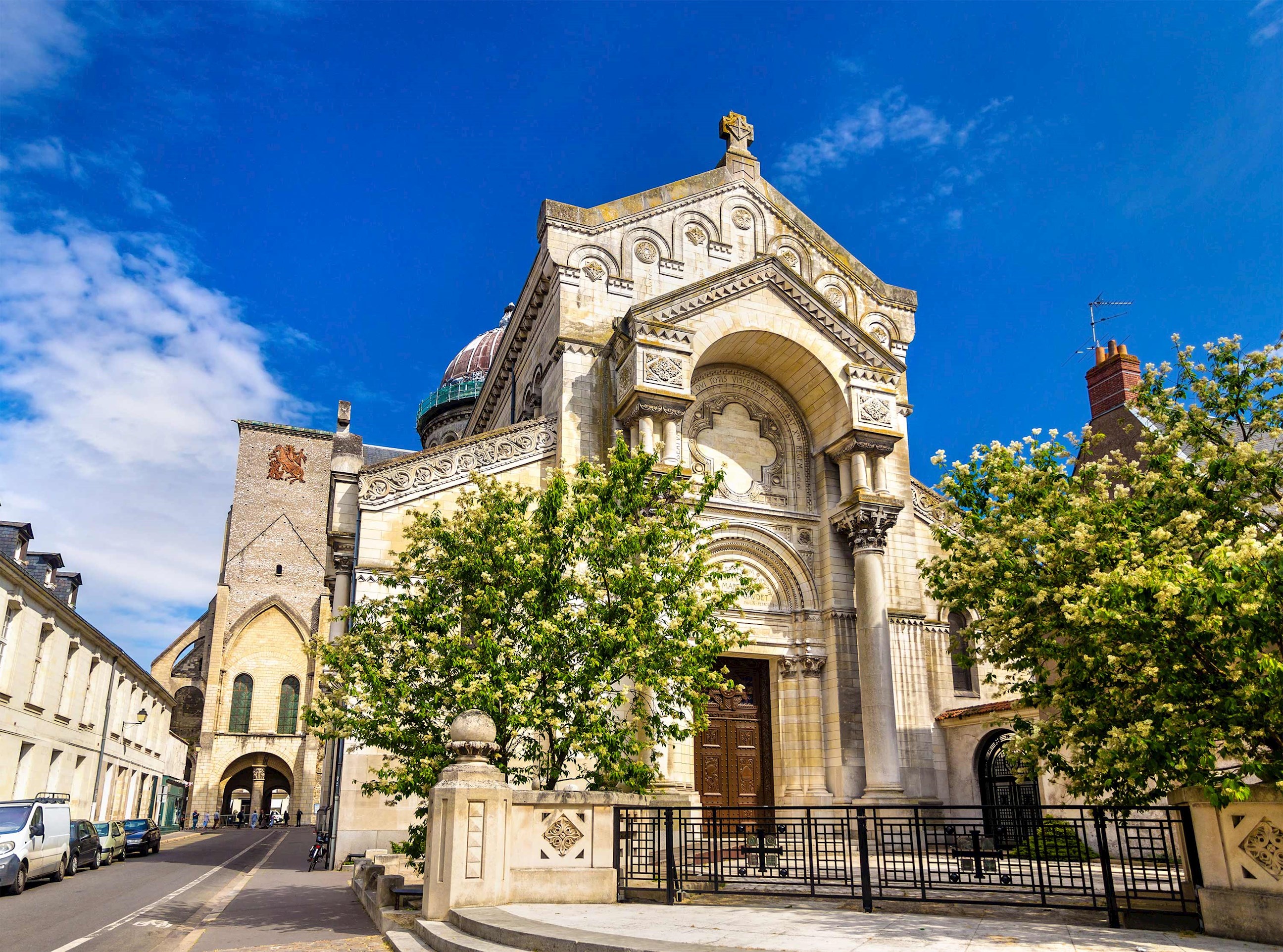 see-st-martins-basilica-old-town-walking-tour-tours-france.jpg