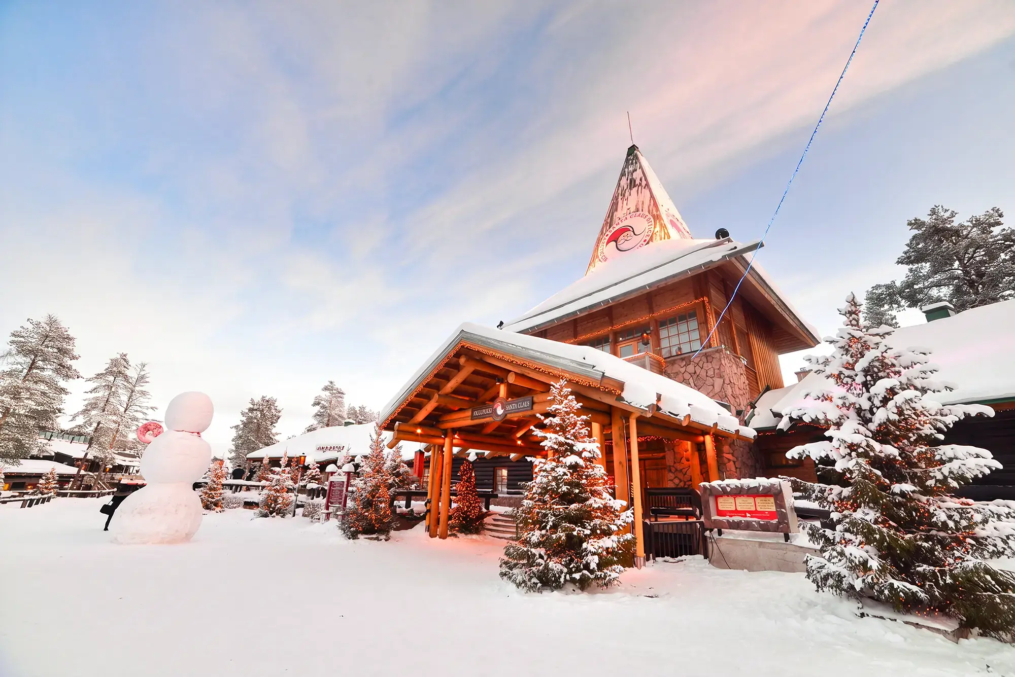 day-hero-entrance-santa-claus-village-rovaniemy-finland-1309257696.webp
