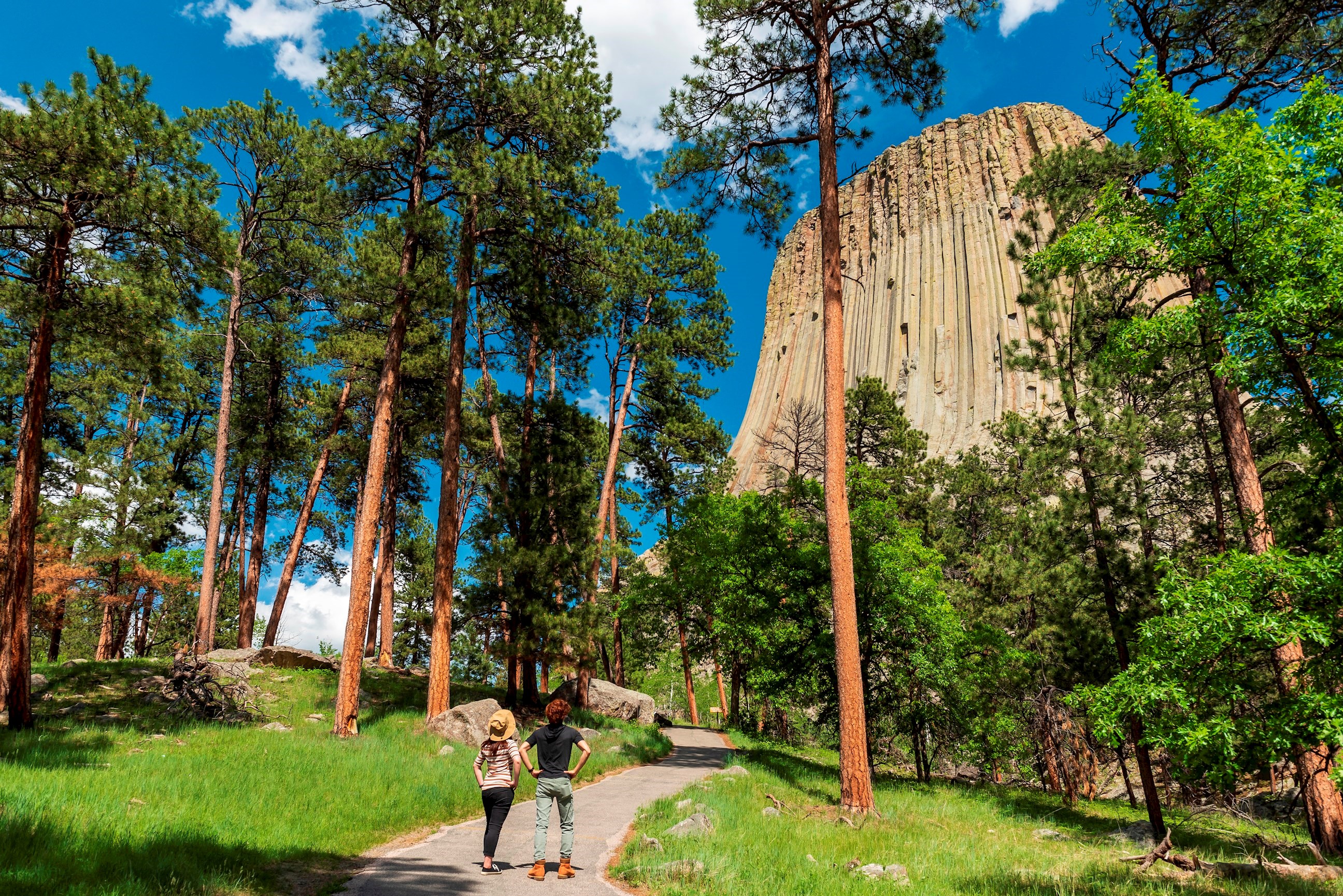 two-people-devils-tower-usa.jpg