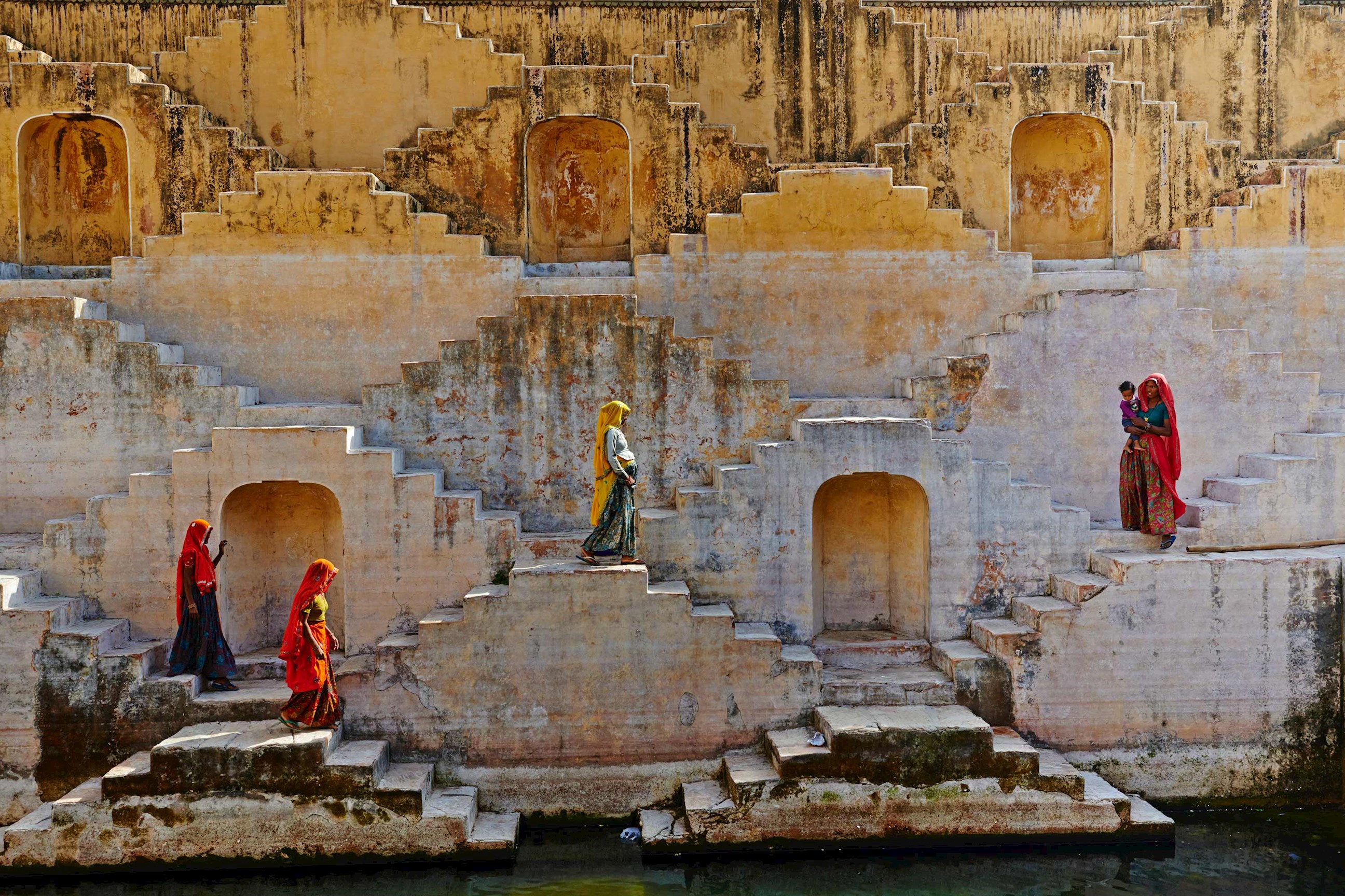 women-water-tank-jaipur-india.jpg
