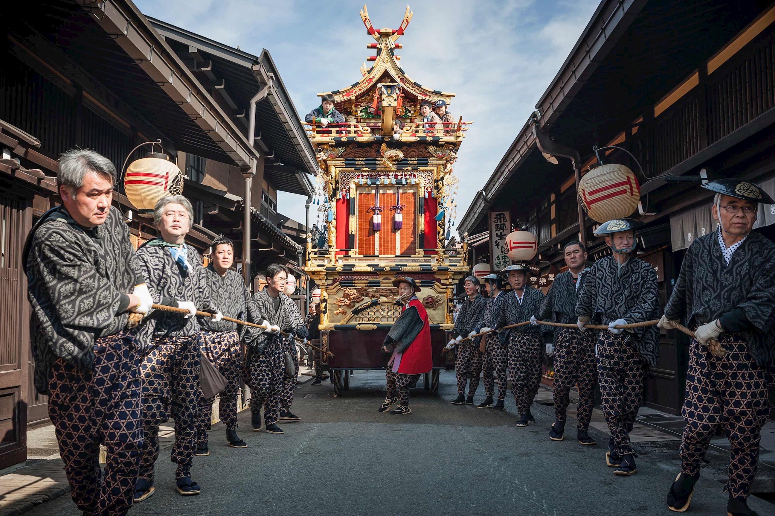 men-traditional-costumes-takayama-spring-festival-japan.jpg