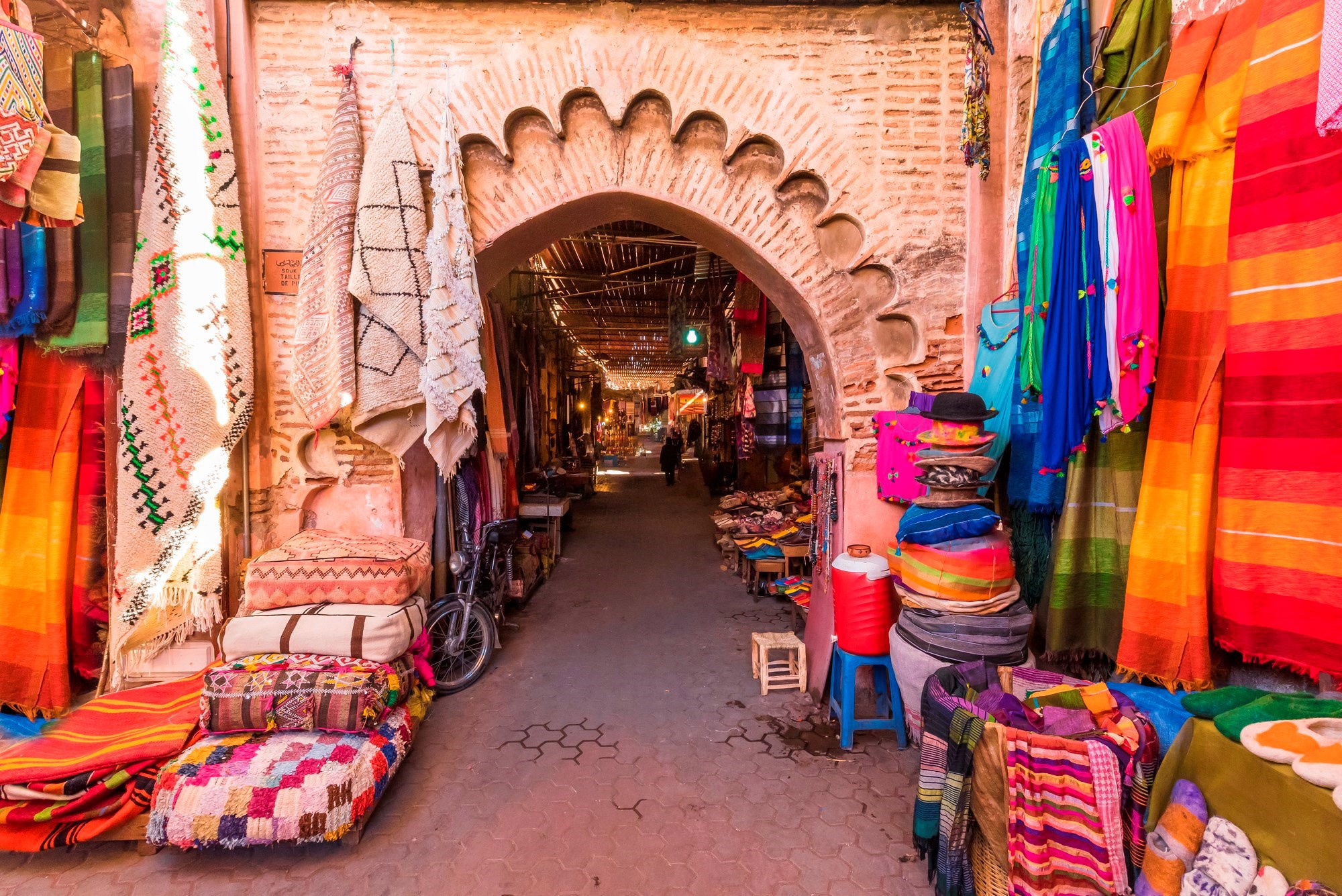 souvenirs-jamaa-el-fna-market-marrakesh-morocco.jpg