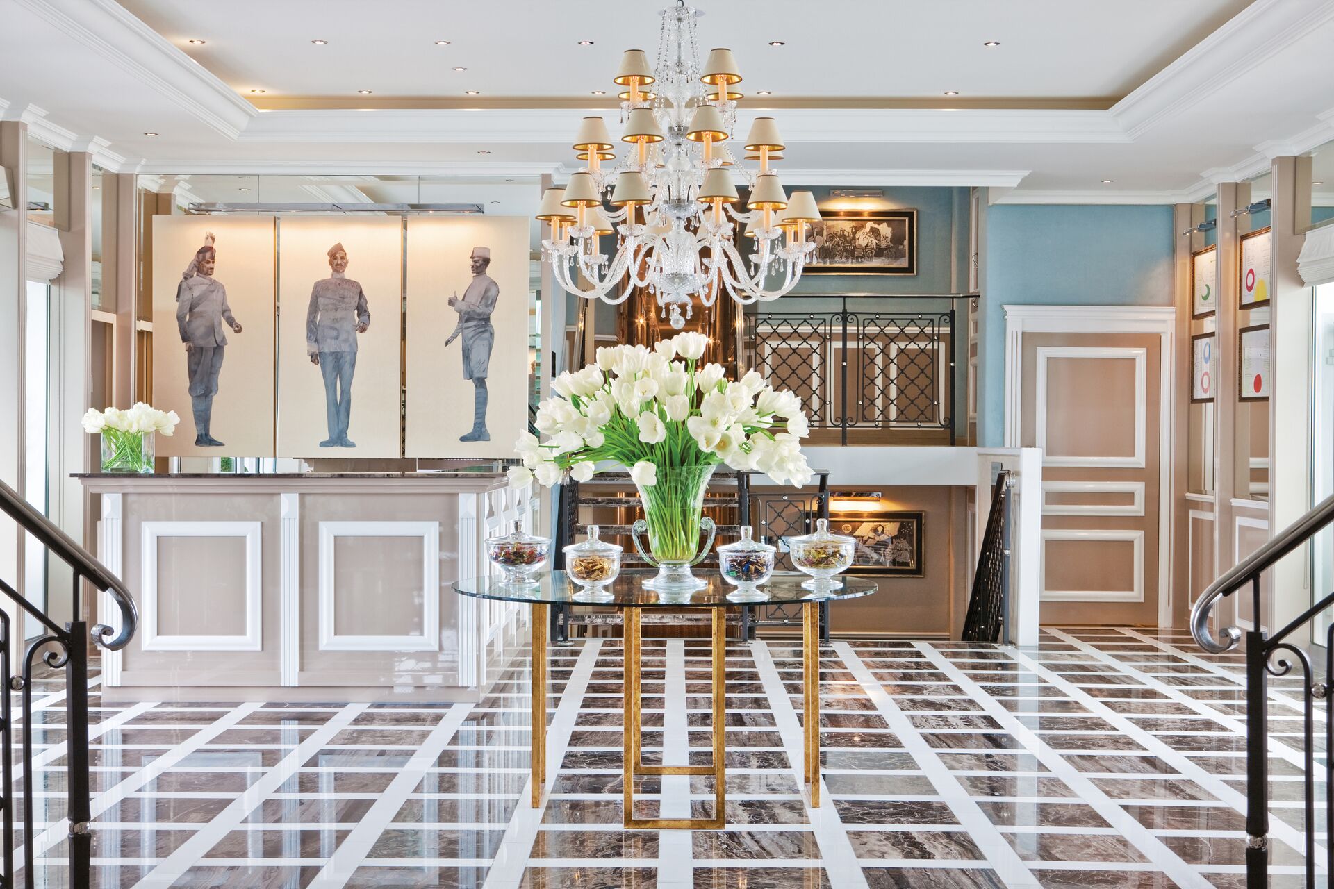 Trafalgar Harmonie flowers and chandelier in middle of lobby