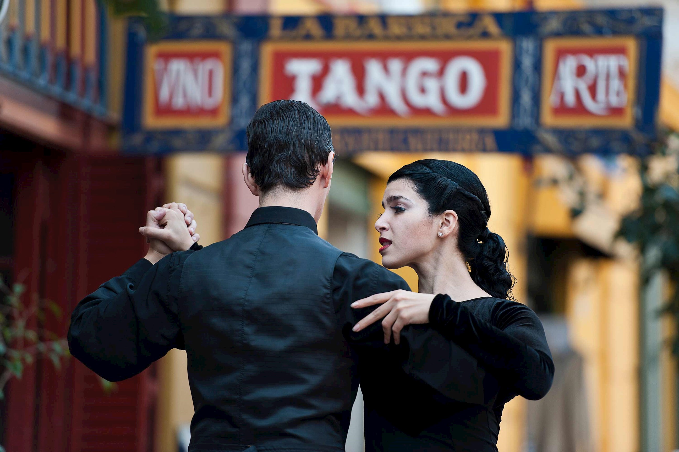 dancing-tango-buenos-aires-argentina.jpg