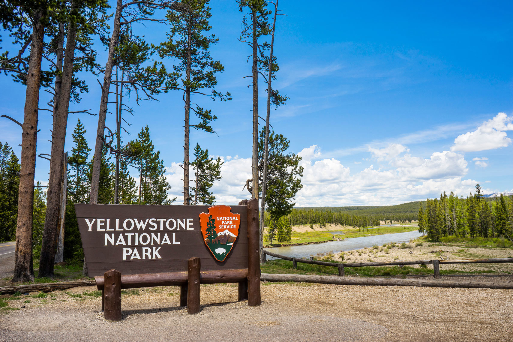 sign-yellowstone-national-park-south-entrance-wyoming-usa.jpg