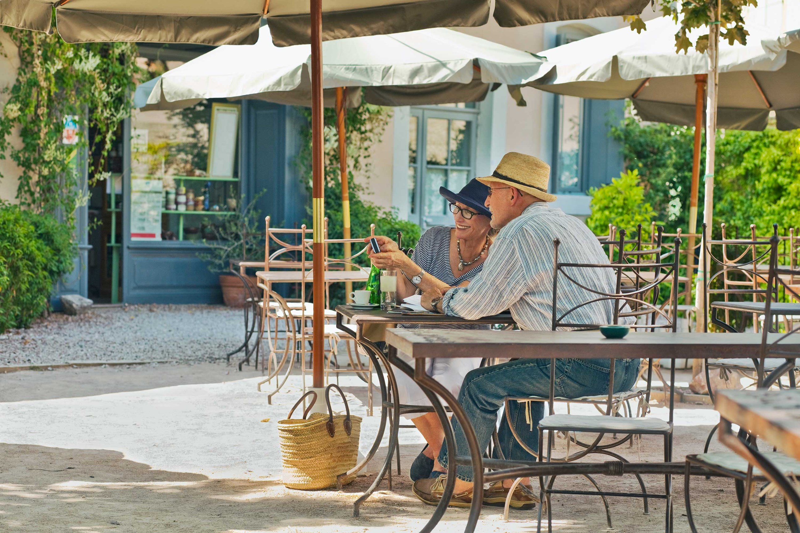 A couple sitting at a table in Arles, France