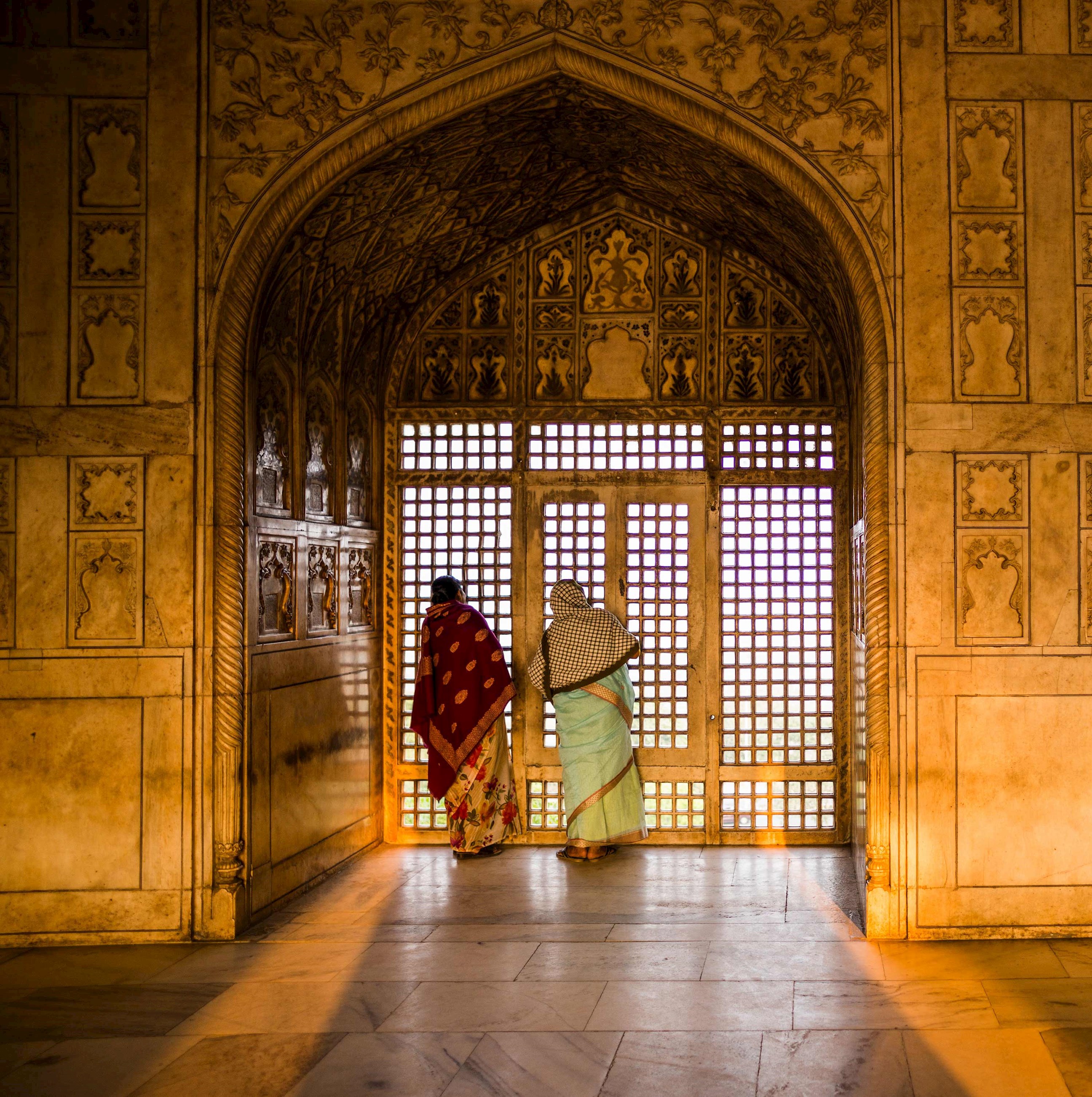 ladies-saris-agra-fort-india.jpg