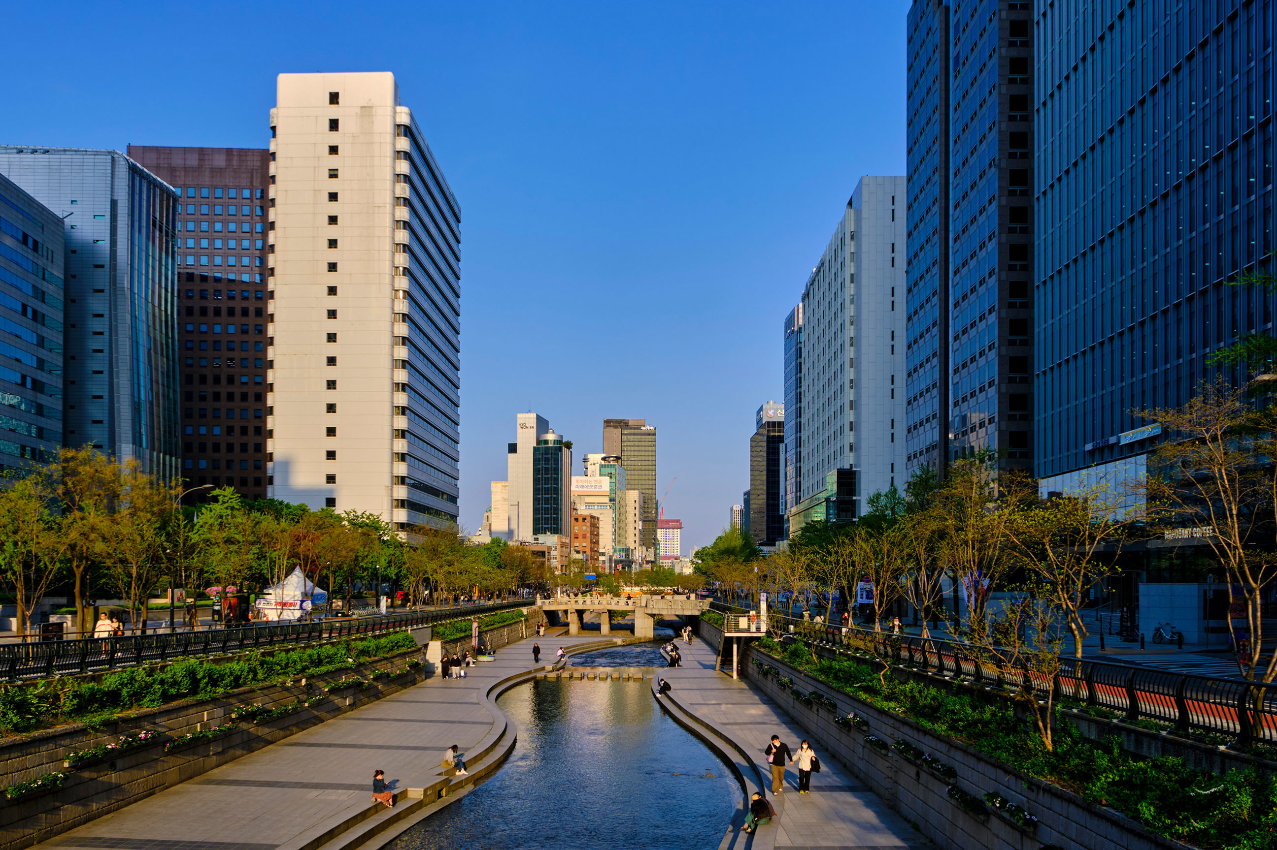 cheonggyecheon-promenade-seoul-south-korea.jpg