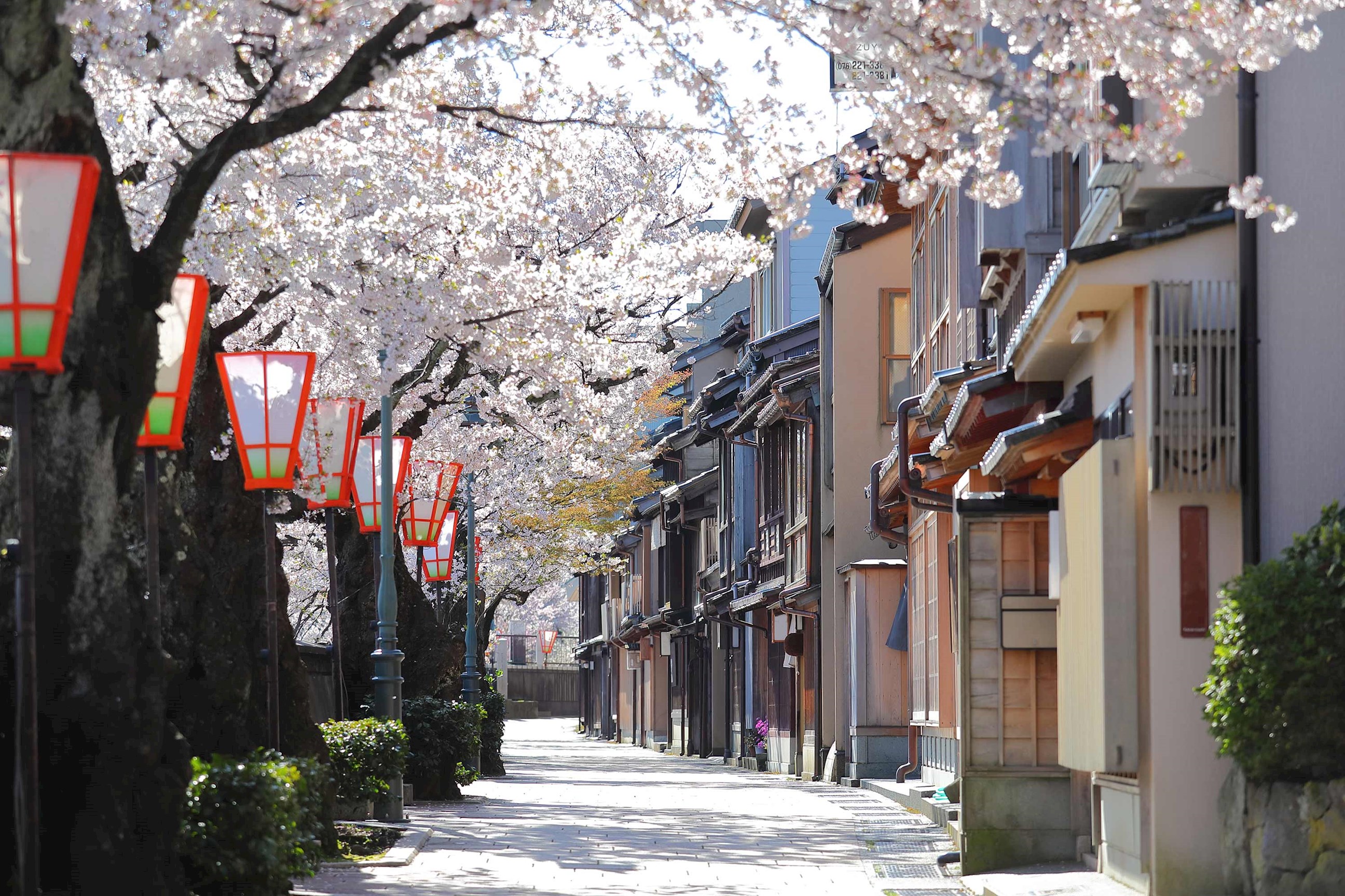 higashiyama-teahouse-kanazawa-japan.jpg