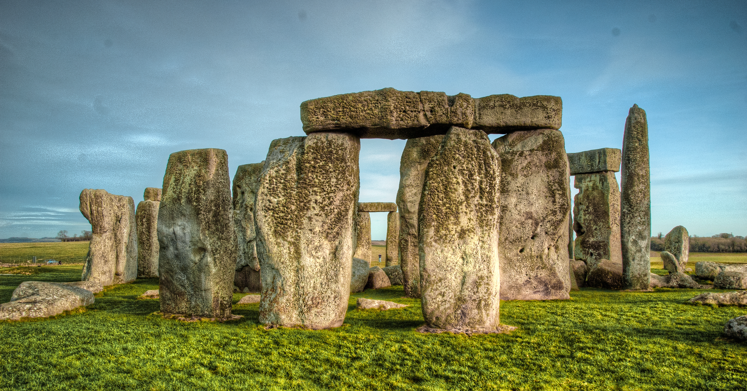 day-hero-stonehenge-salisbury-uk-1263007101.webp