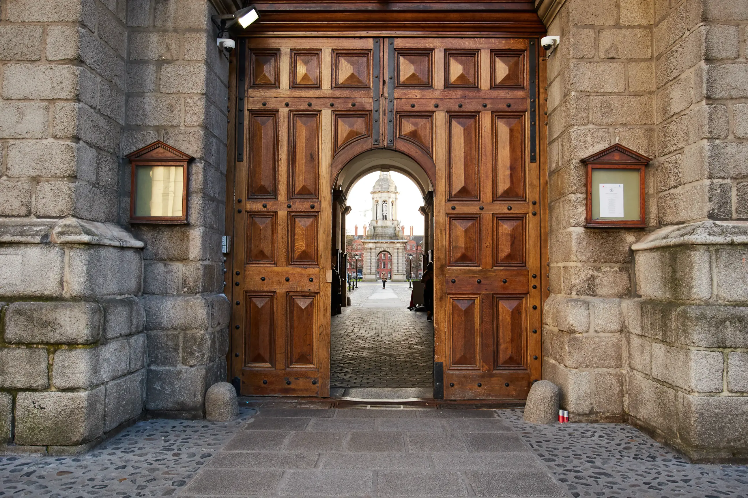 day-hero-exterior-of-trinity-college-dublin-ireland-140183688.webp