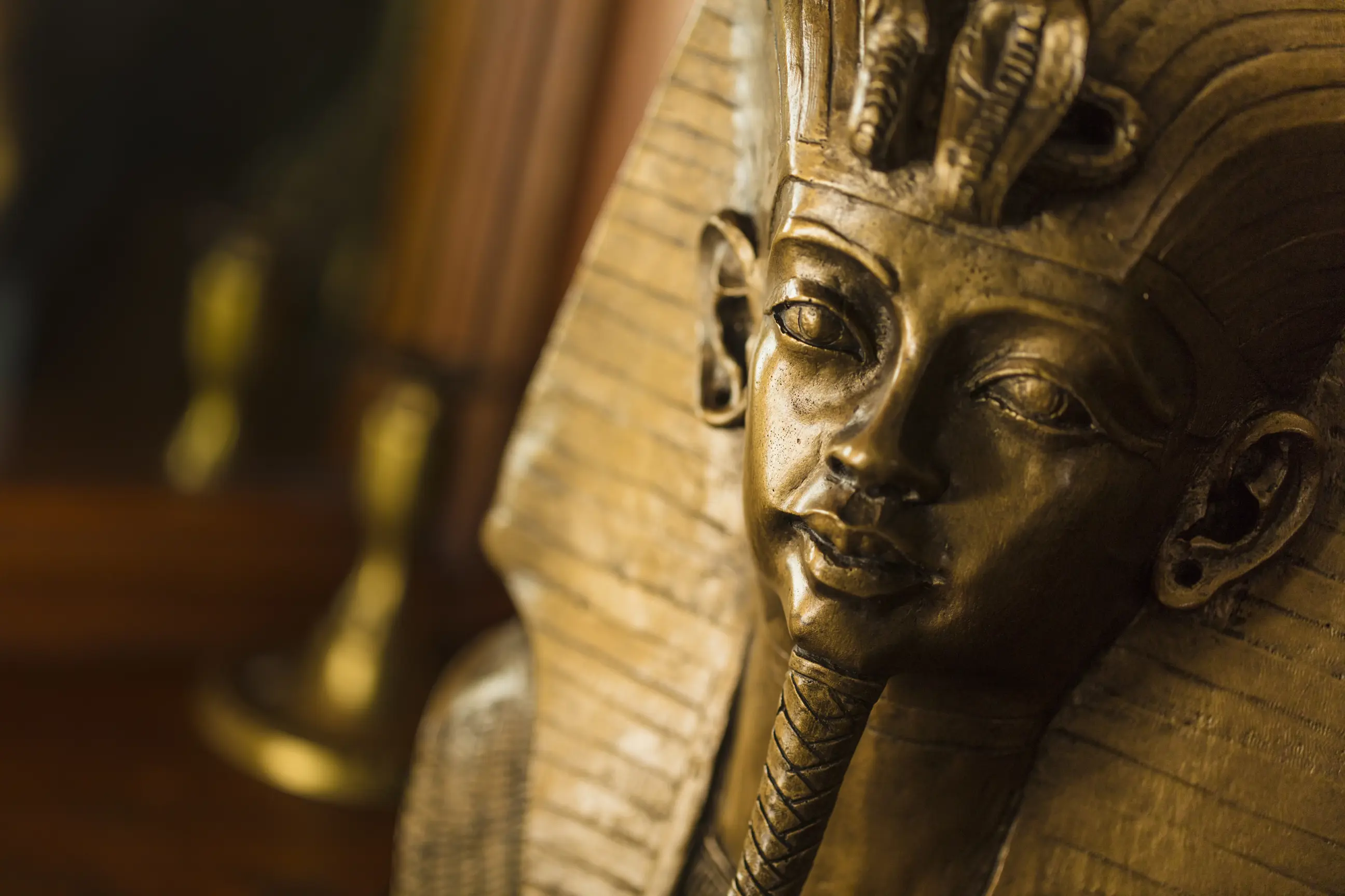 day-hero-bust-of-egyptian-king-tutankhamun-cairo-egypt.webp