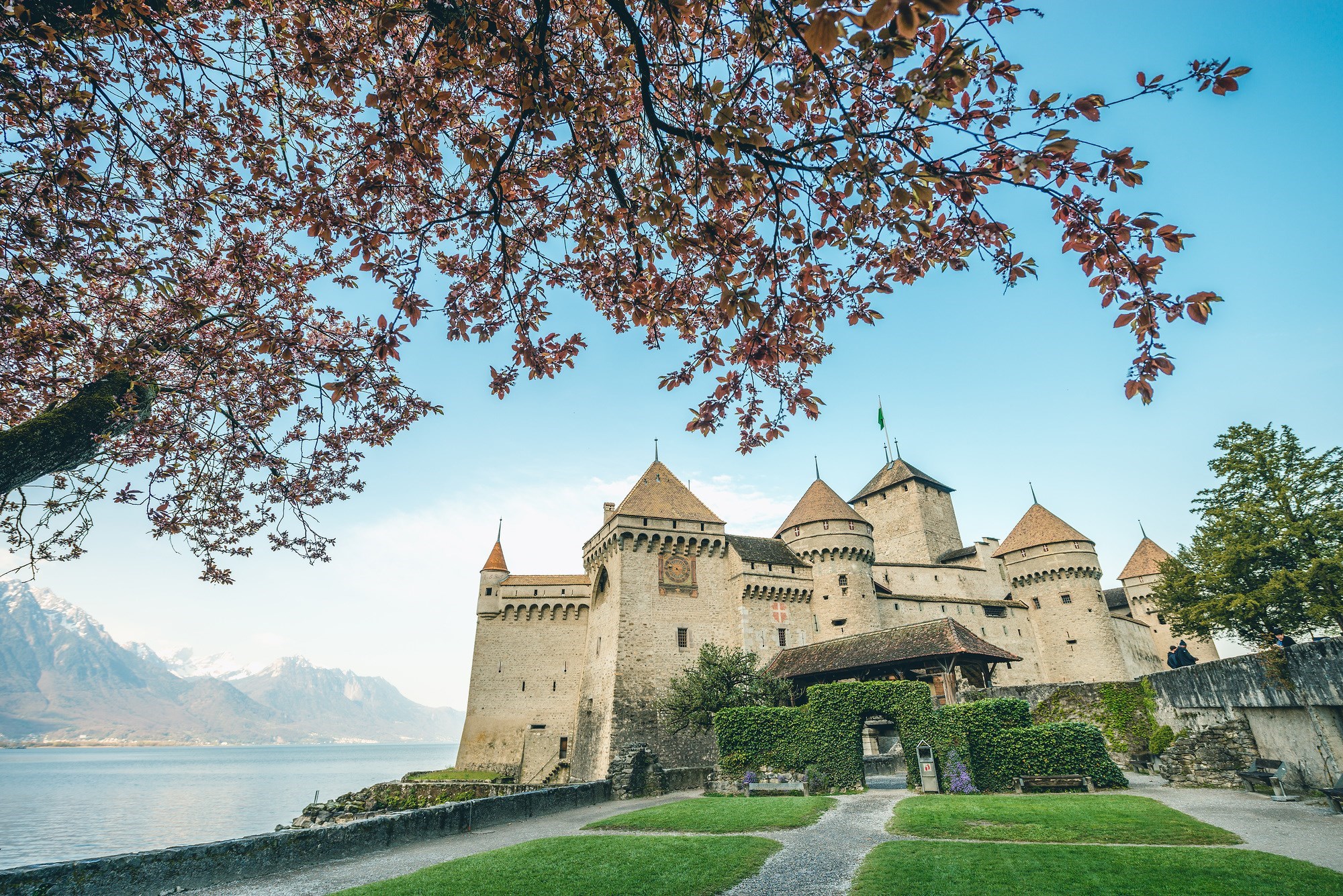 chillon-castle-lake-geneva-switzerland.jpg