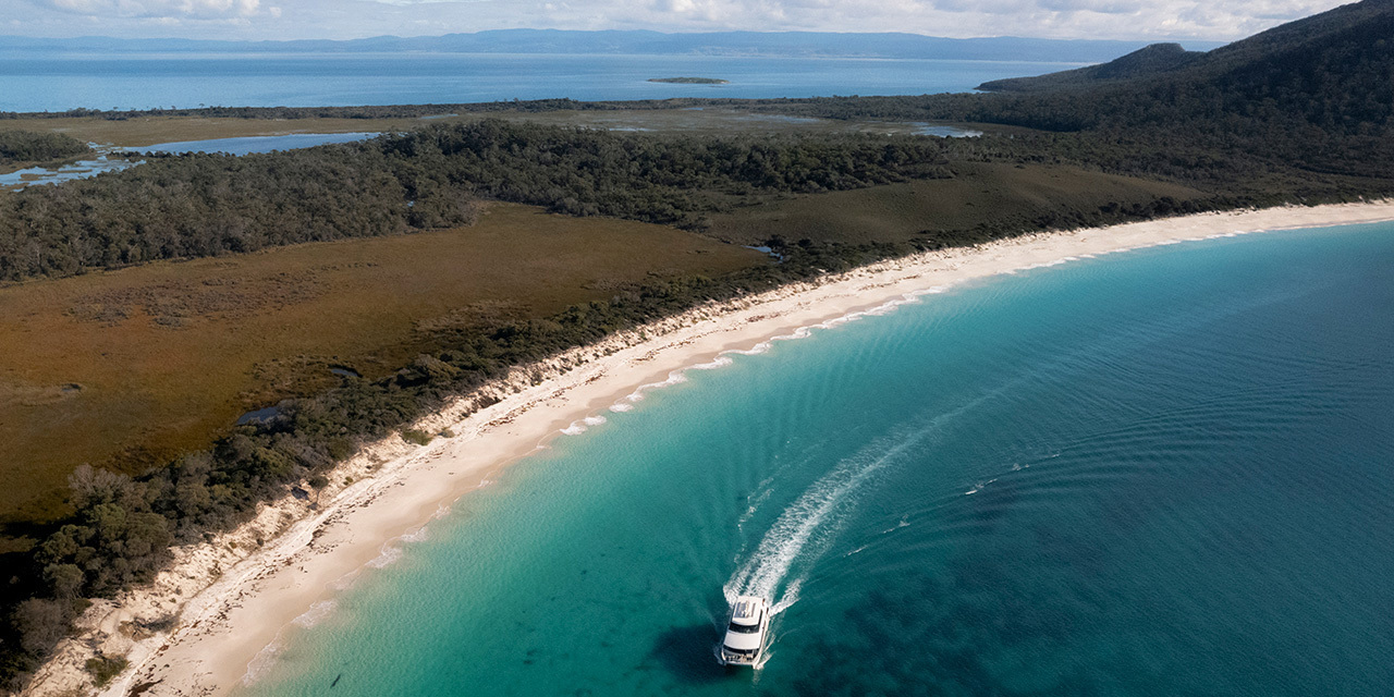 boat-cruising-on-wineglass-bay-day-9.jpg