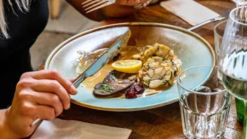 traditional-dinner-food-music-local-restaurants-prague-czech-republic.jpg