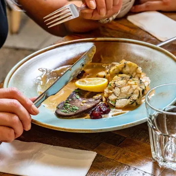 traditional-dinner-food-music-local-restaurants-prague-czech-republic.jpg