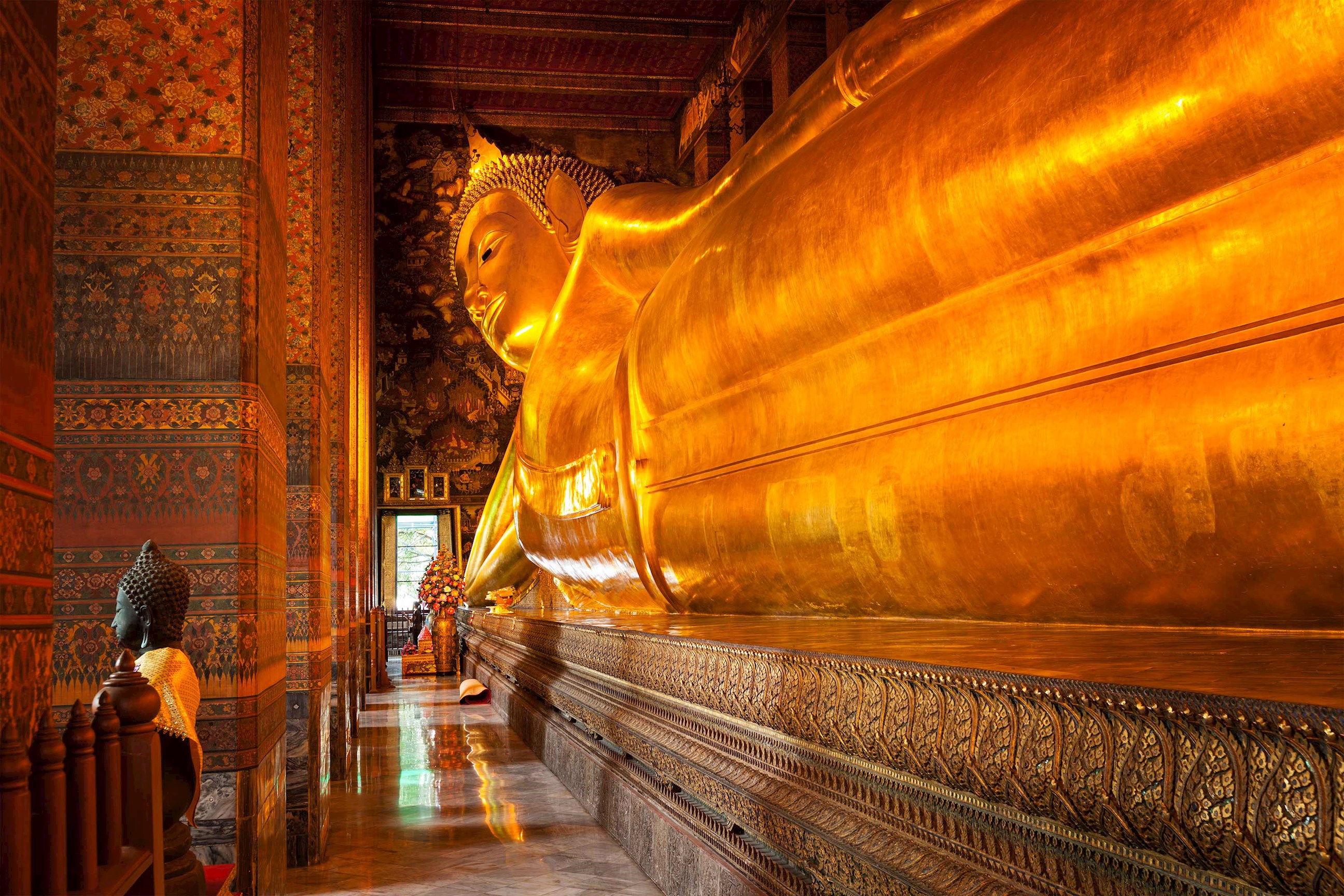 reclining-buddha-statue-bangkok-thailand.jpg