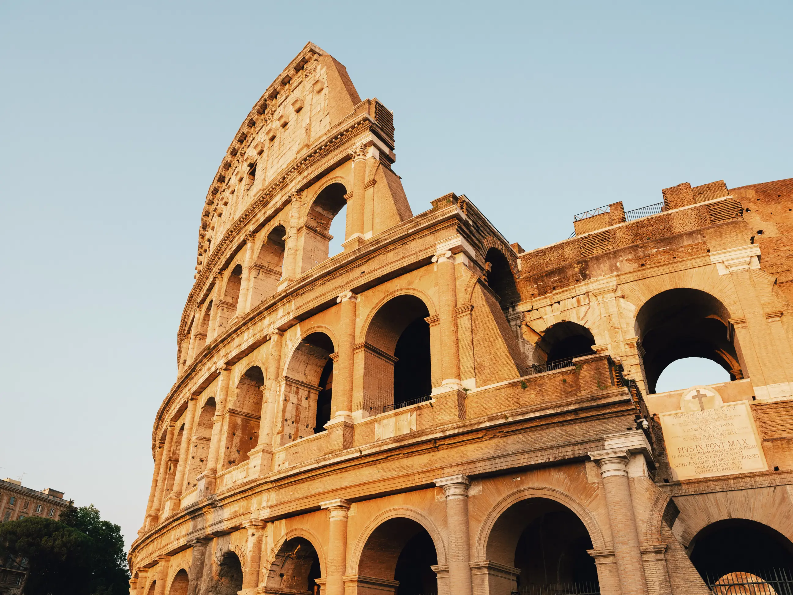 day-hero-colosseum-in-rome-italy.webp