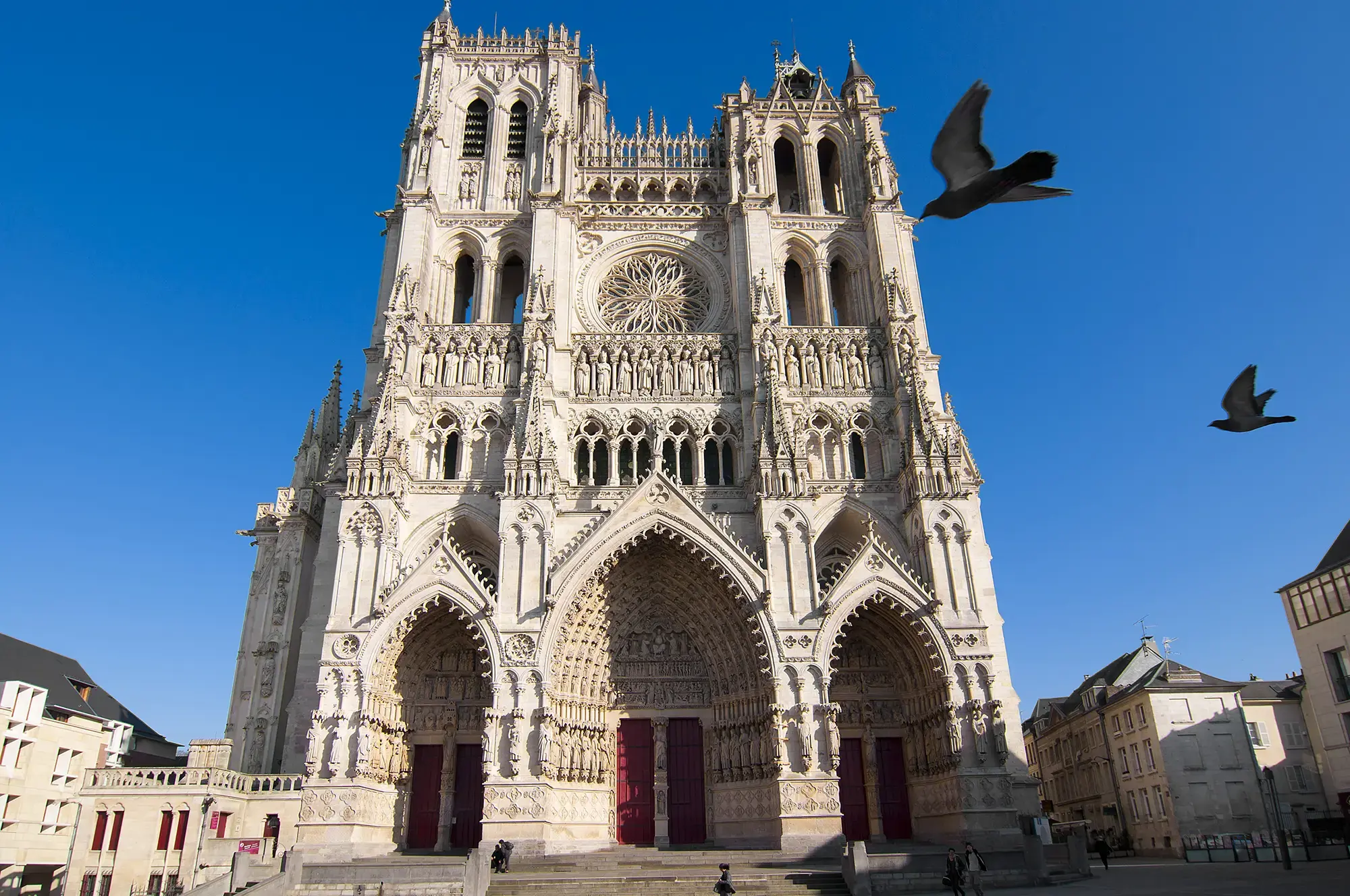 notre-dame-damiens-cathedral-ameins-france-gettyimages-145792947.webp