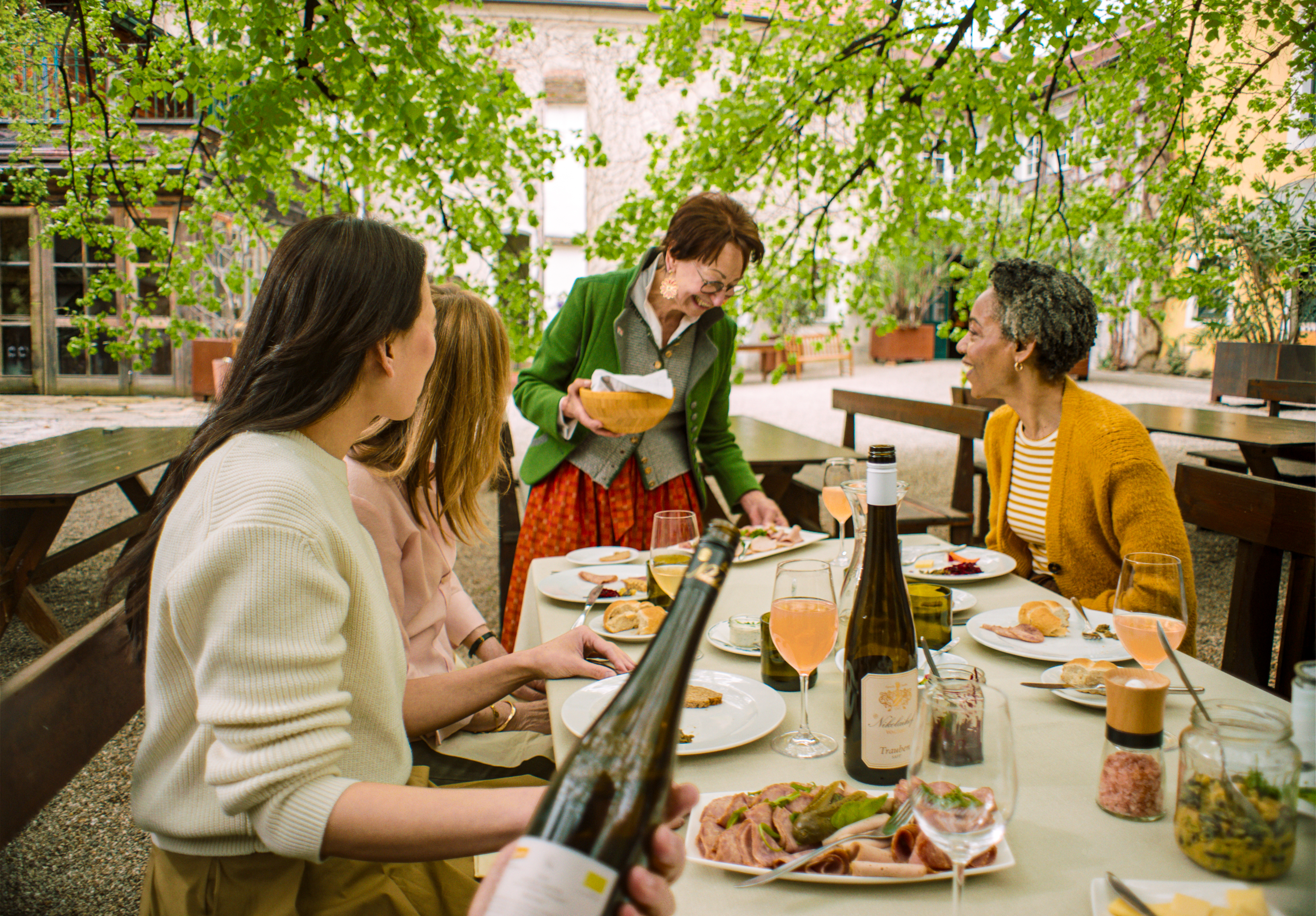 ttc_trar_hn1394324_friends-table-server2_a002c018_v2_srgb.jpg