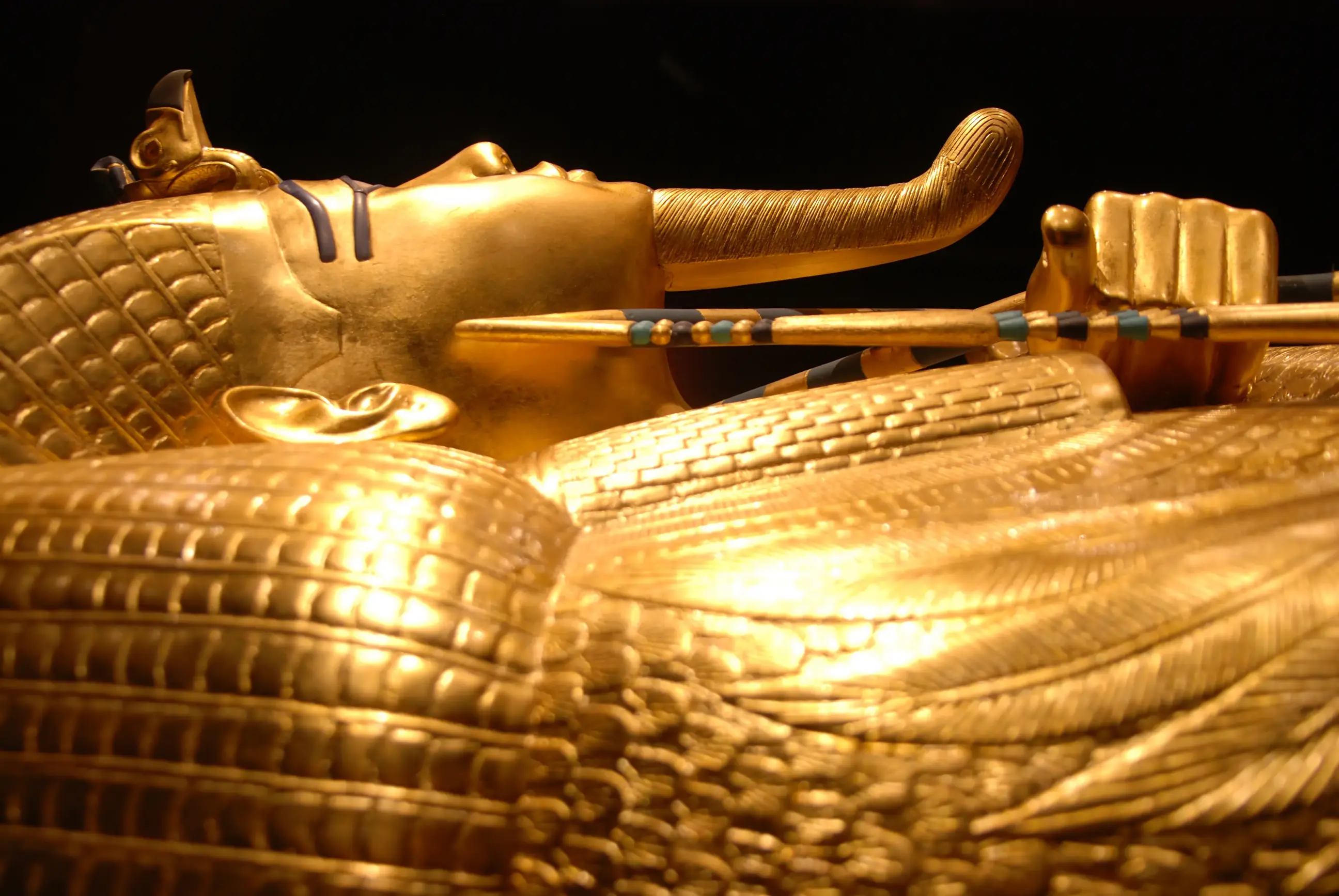 day-hero-king-tuts-golden-tomb-cario-egypt.webp