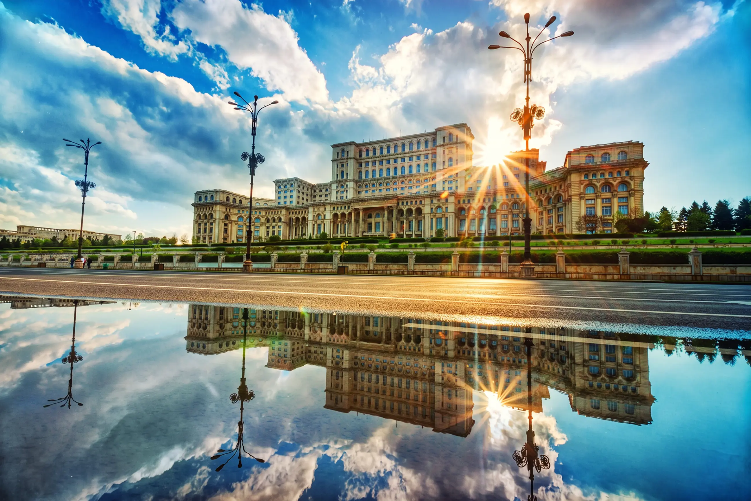 day-hero-parliament-palace-bucharest-romania.webp