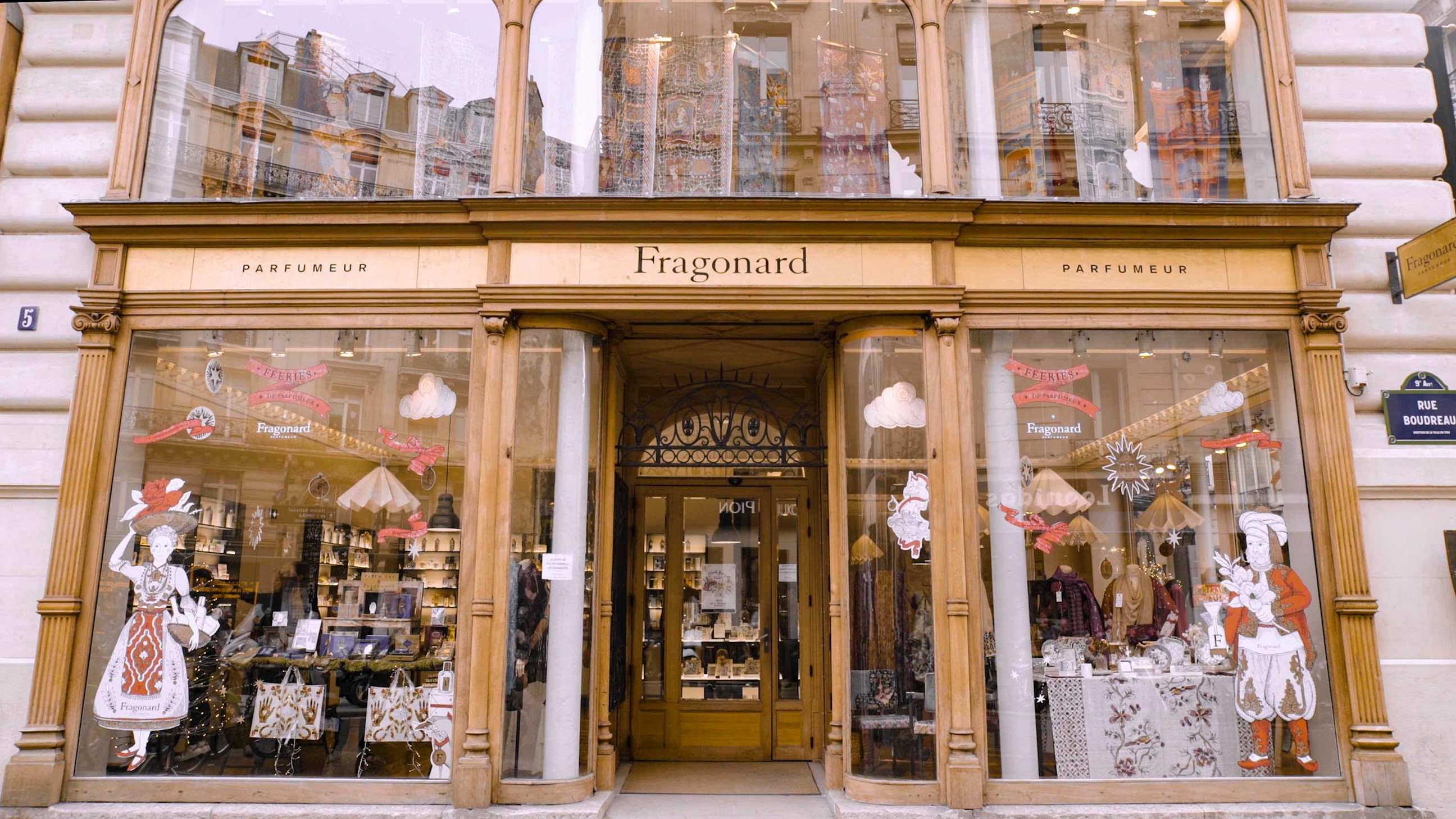create-unique-fragrance-famous-perfumeries-paris-france.jpg