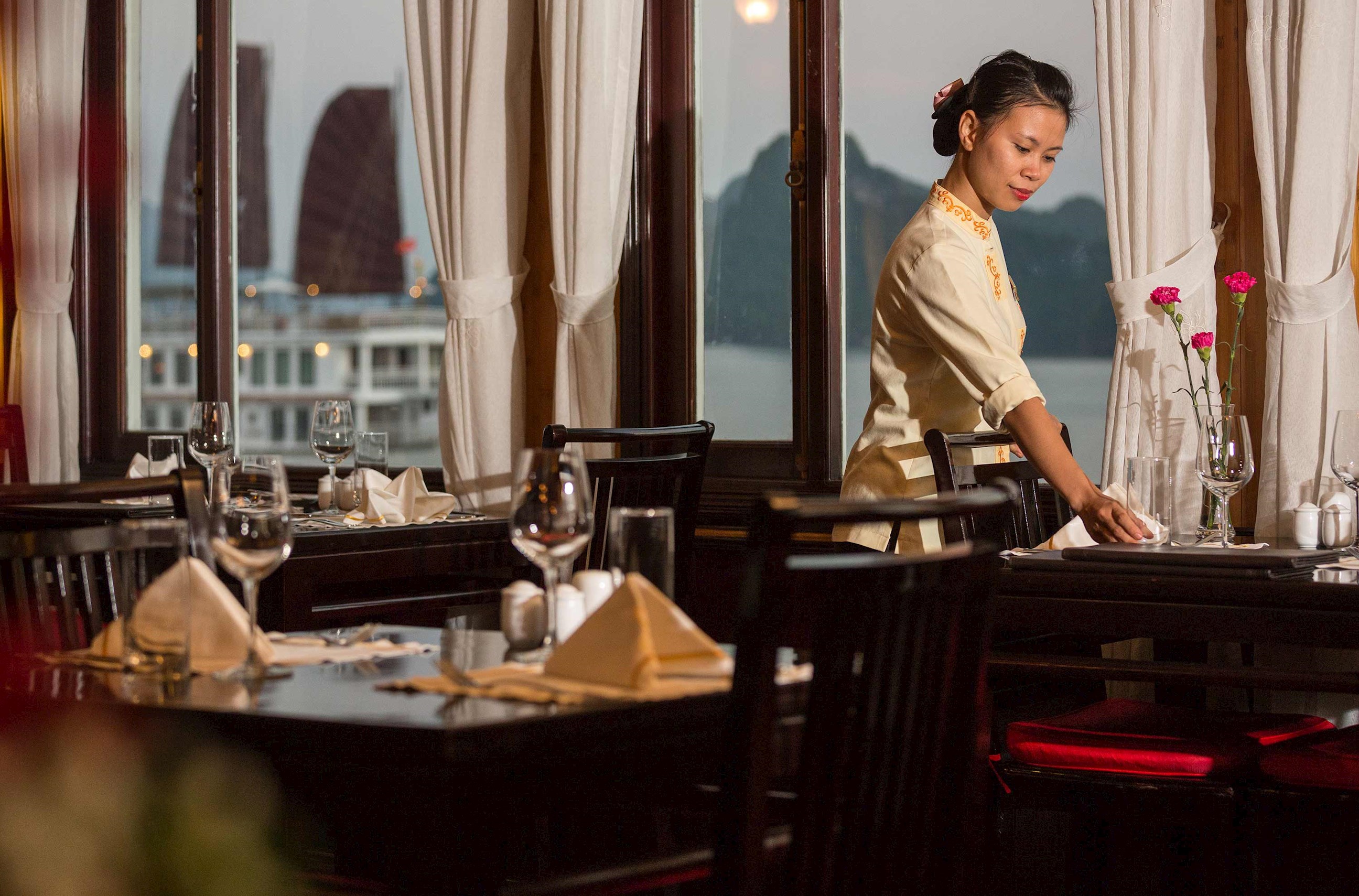 Stay on traditional Vietnamese Junk boat in Halong Bay