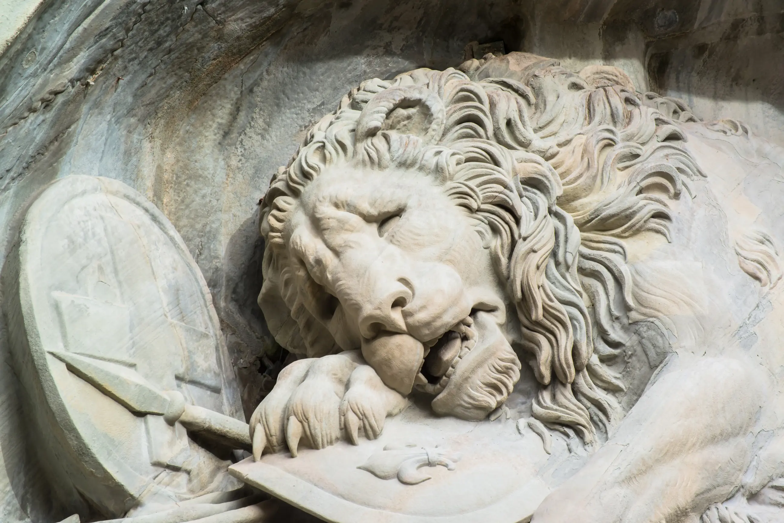 day-hero-dying-lion-monument-in-lucerne-switzerland-465906811.webp