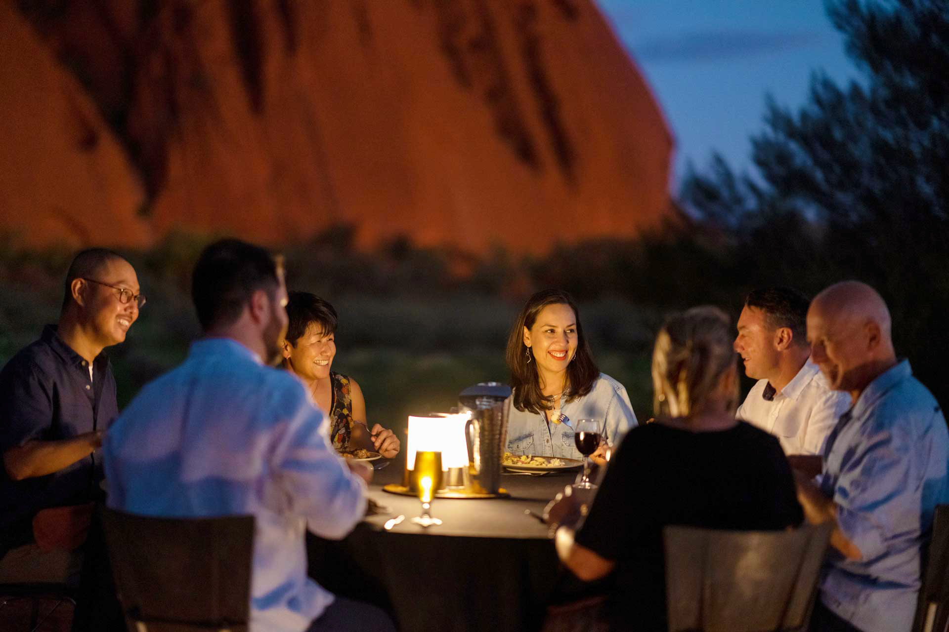 enjoy-barbecue-dinner-uluru-australia.jpg