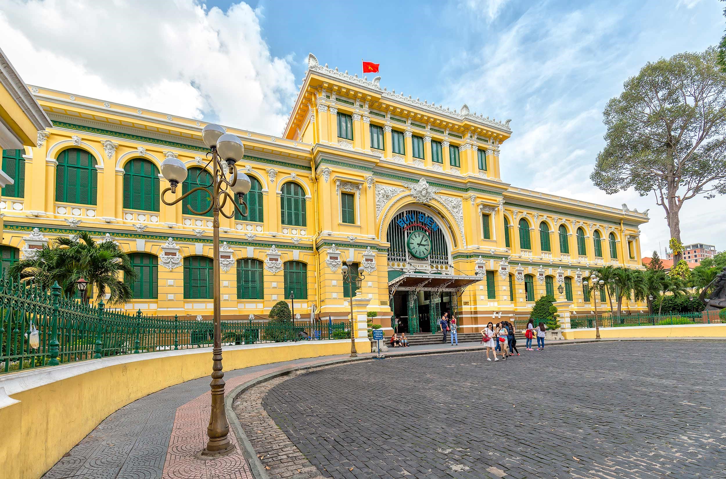 saigon-central-post-office-ho-chi-minh-city-vietnam.jpg