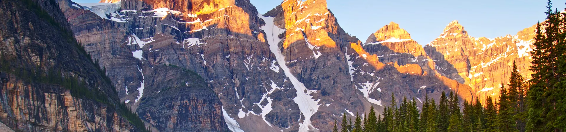 Sunrise On Moraine Lake And Colorful Canoes141099237