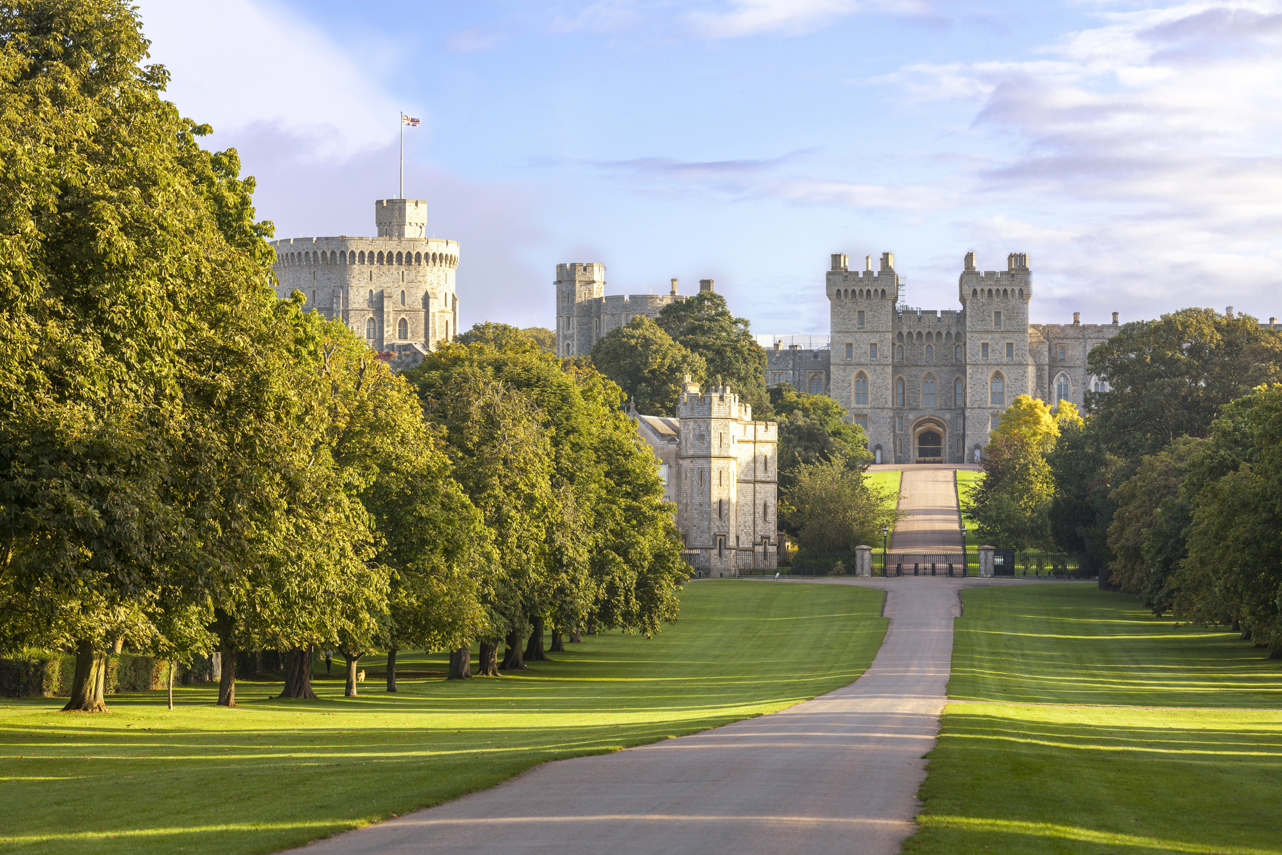 the-long-walk-with-windsor-castle-in-the-background-windsor-berkshire-england-united-kingdom-europe-530474756.jpg