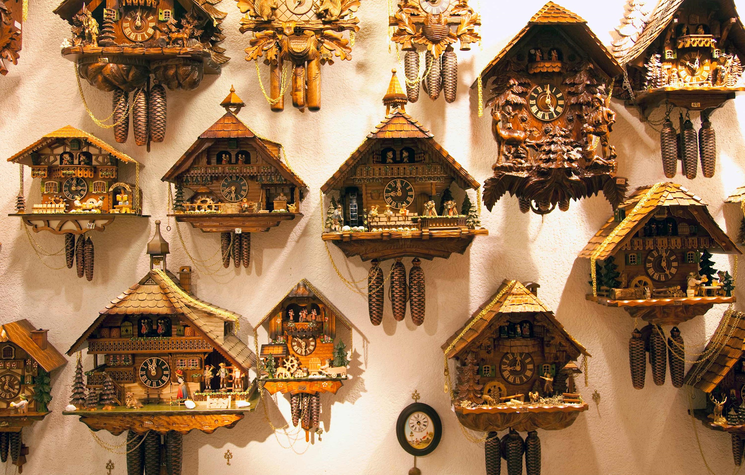 watch-skilled-craftsman-cuckoo-clock-making-black-forest-germany.jpg
