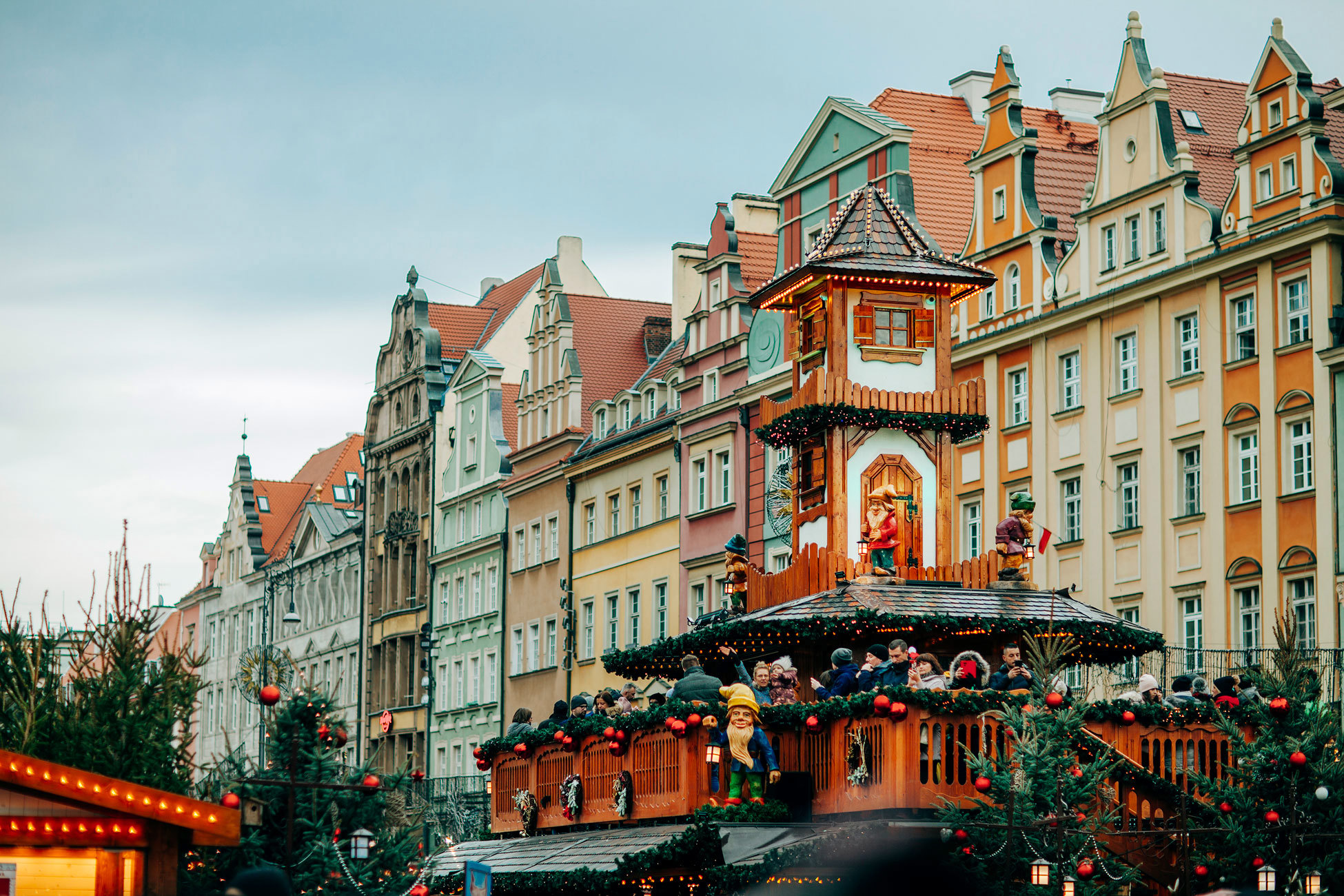 people-eating-at-christmas-market-wroclaw-poland.jpg