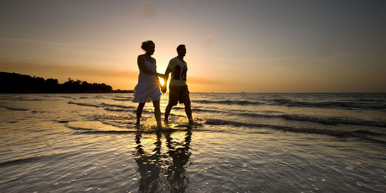 couple-on-mindl-beach-darwin-during-sunset.jpg