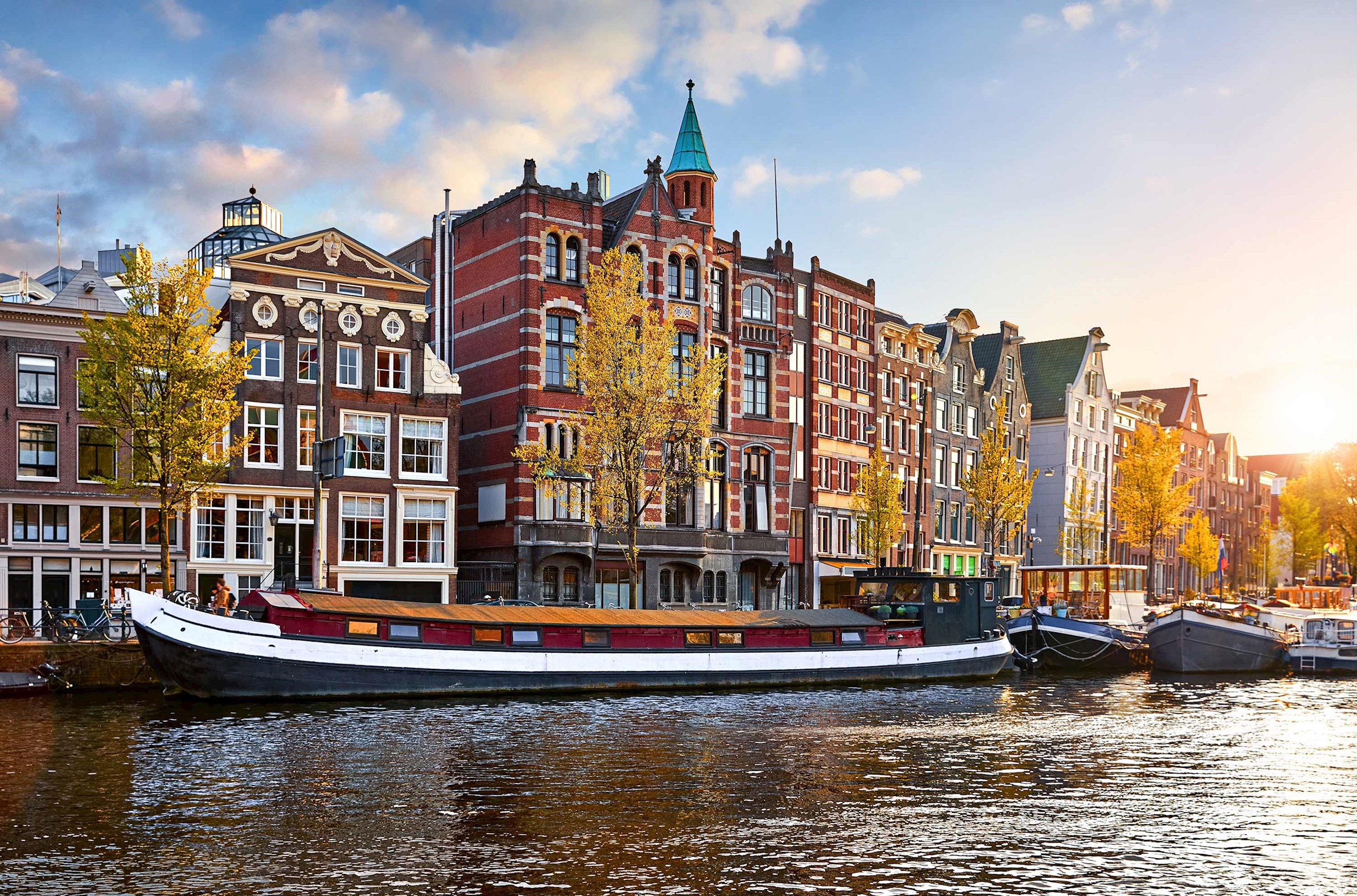 houseboats-canal-amsterdam-netherlands.jpg