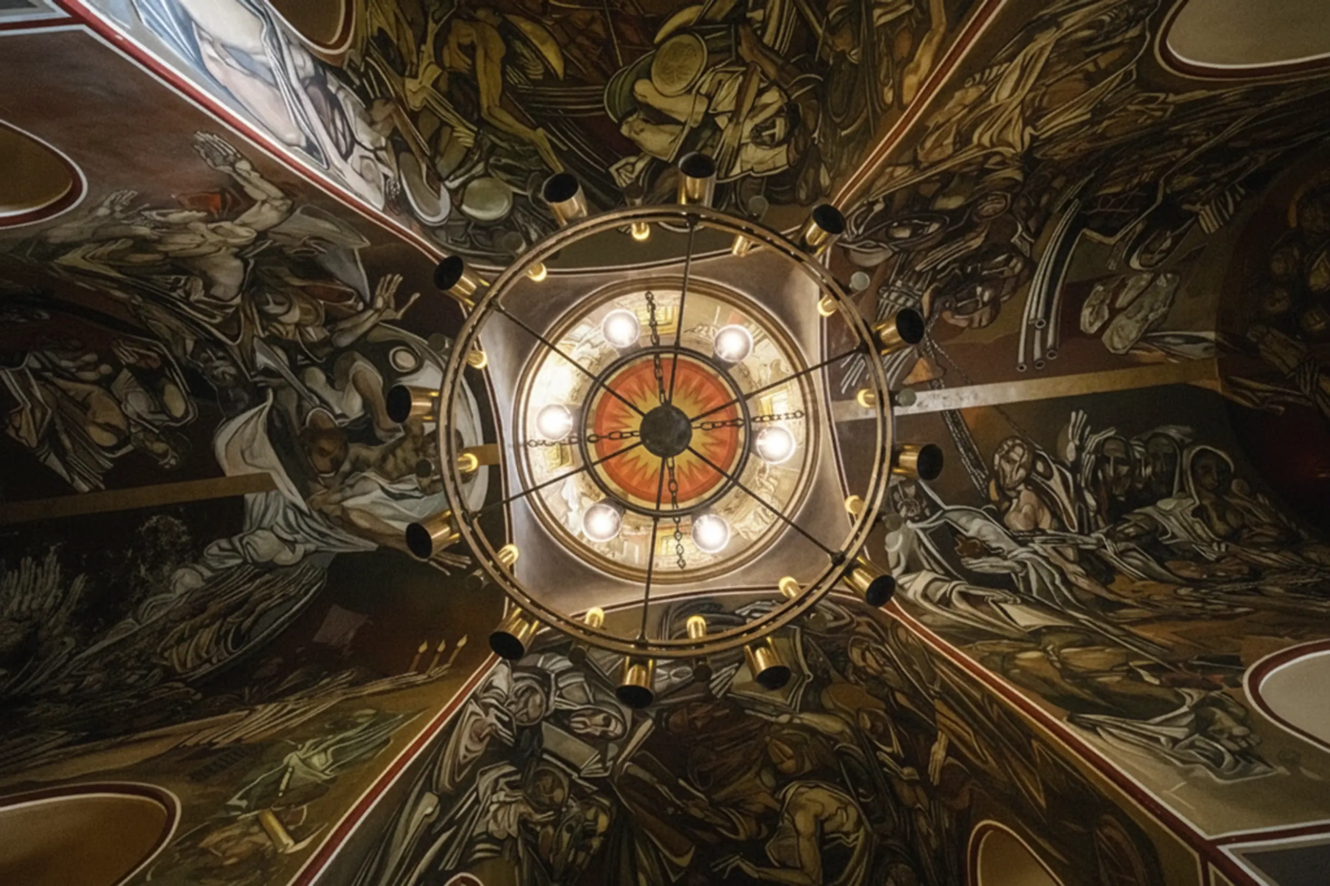 day-hero-dome-chandelier-tsarevets-cathedral-bulgaria-veliko-tarnovo-bulgaria.webp