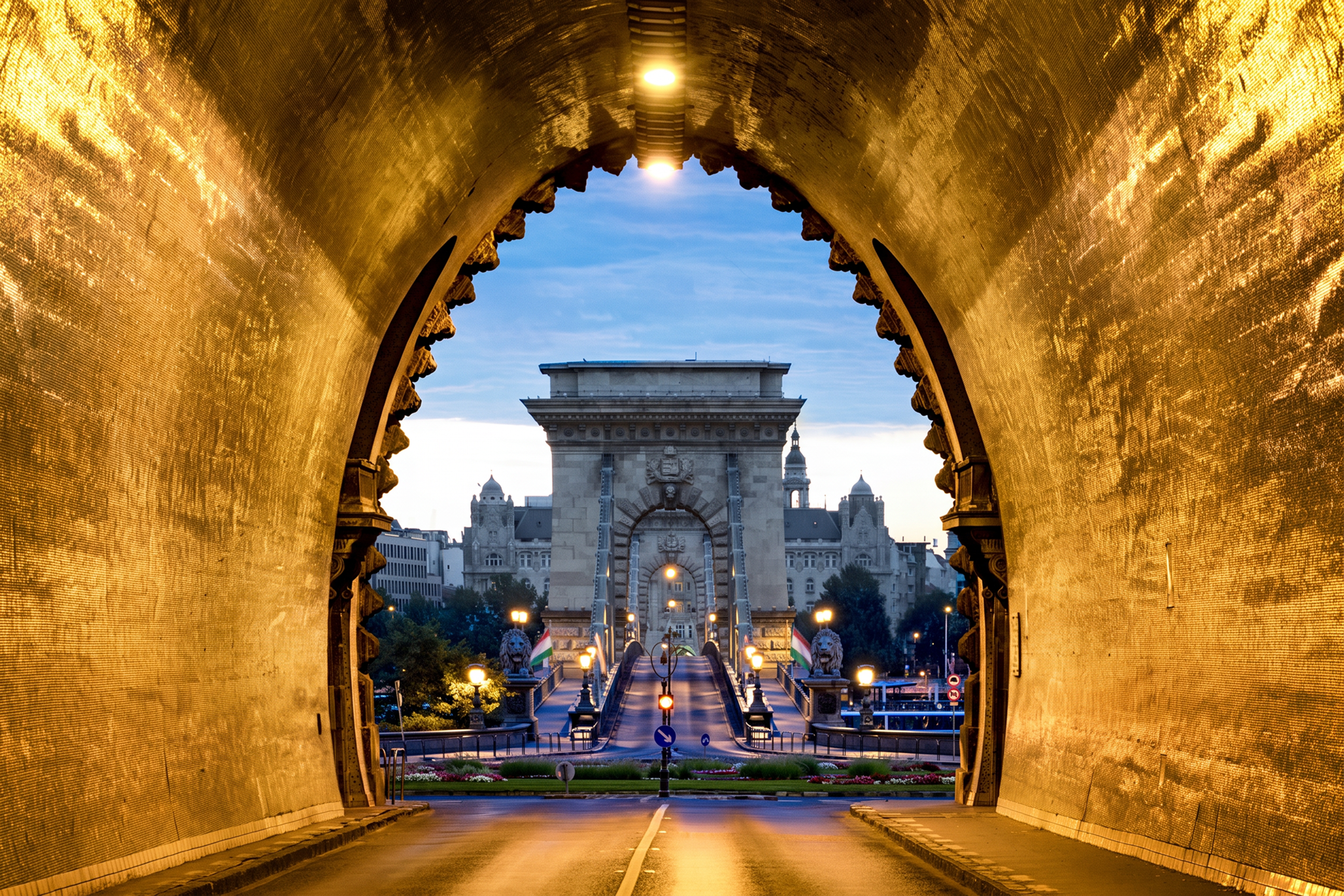 day-hero-chain-bridge-budapest-hungary-836523776.webp
