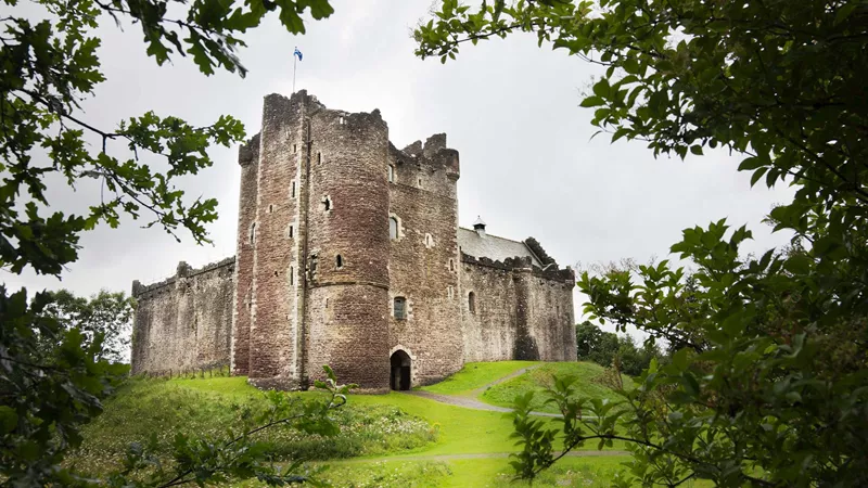 Outlander fans blast set bosses for security to protect castle from damage and P
