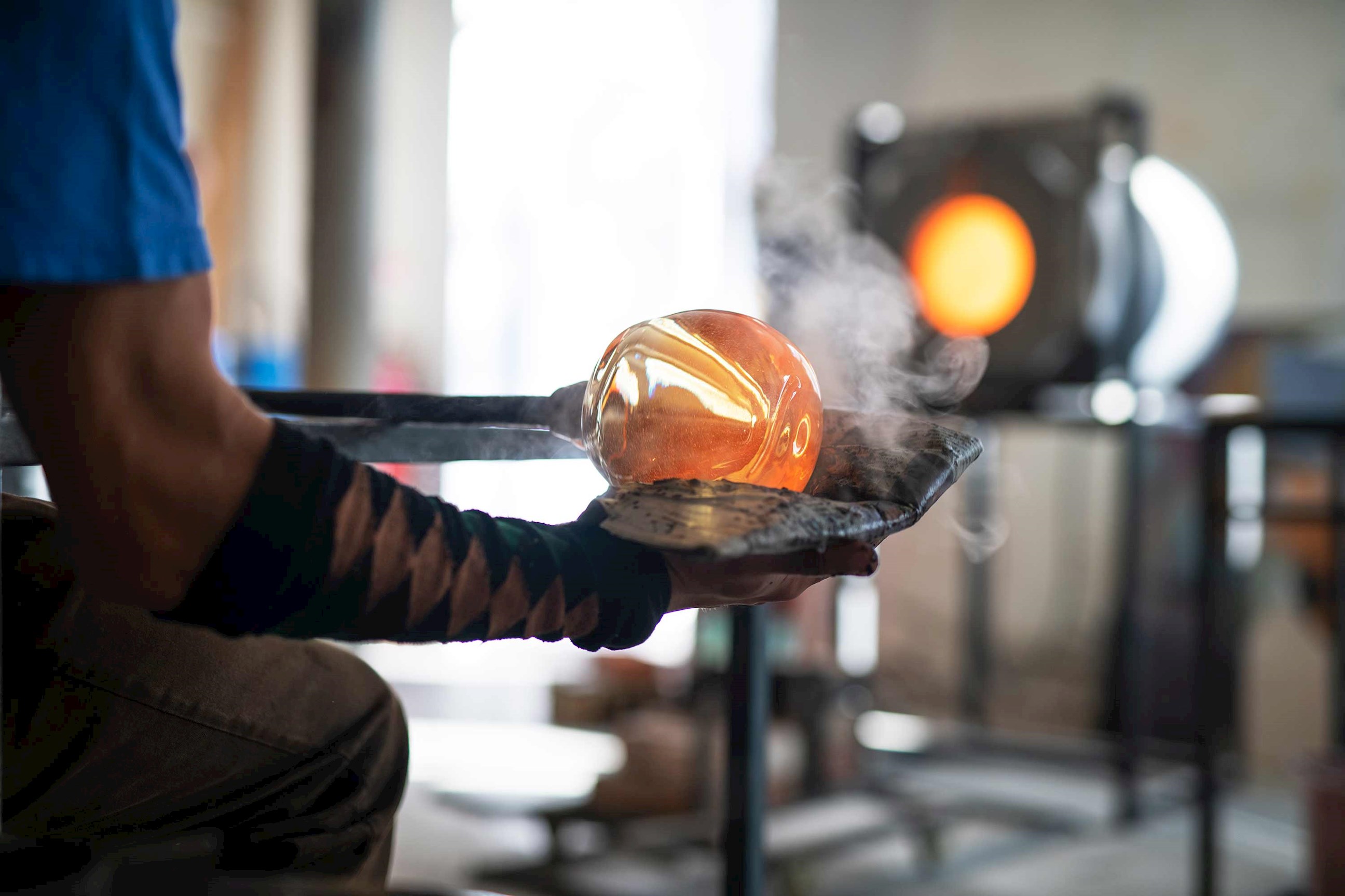 glass-blower-corning-museum-glass-usa.jpg