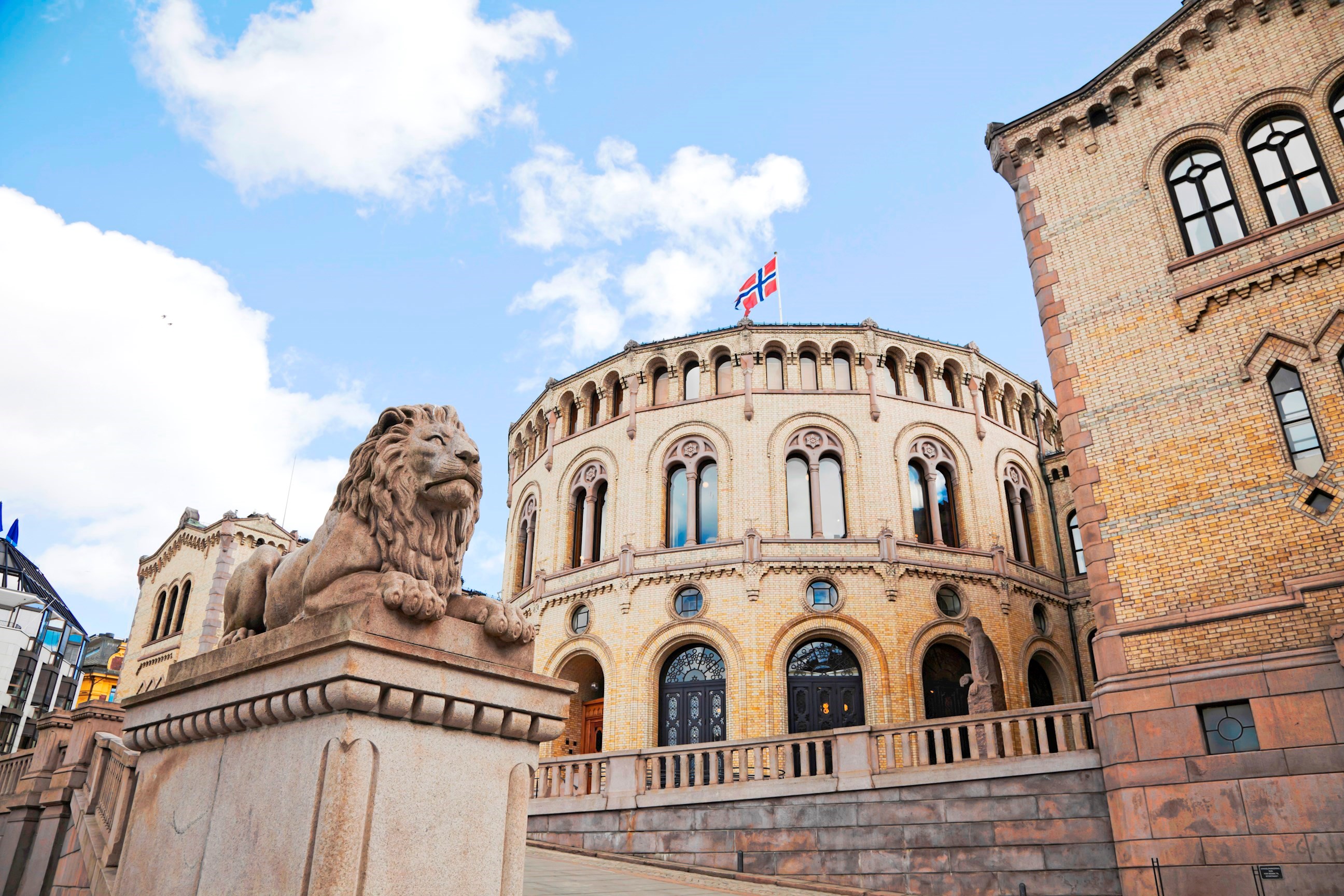 parliament-building-lion-statue-oslo-norway-rtd.jpg