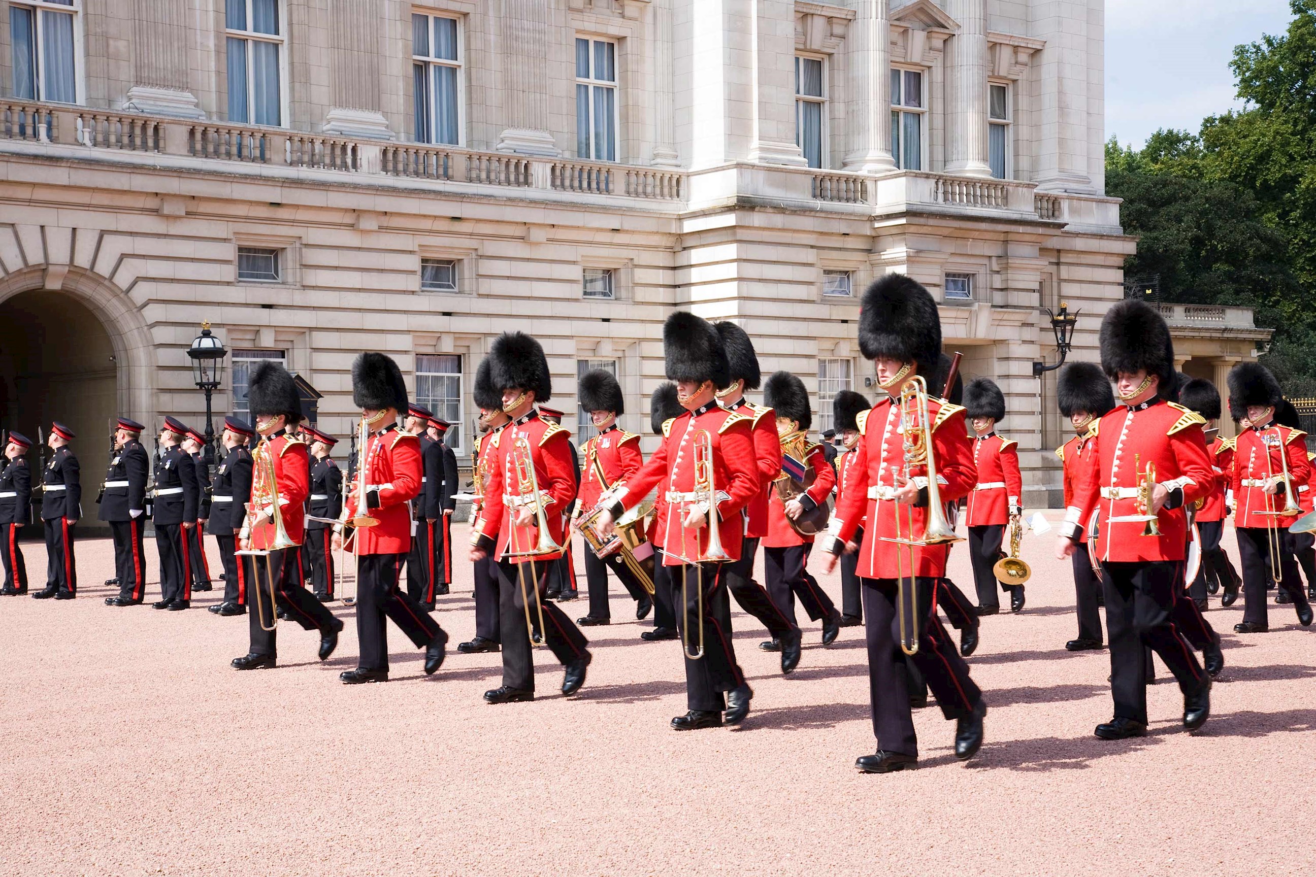guards-buckingham-palace-london-england.jpg