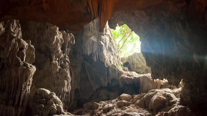 Visit Sung Sot Cave in Halong Bay, Vietnam