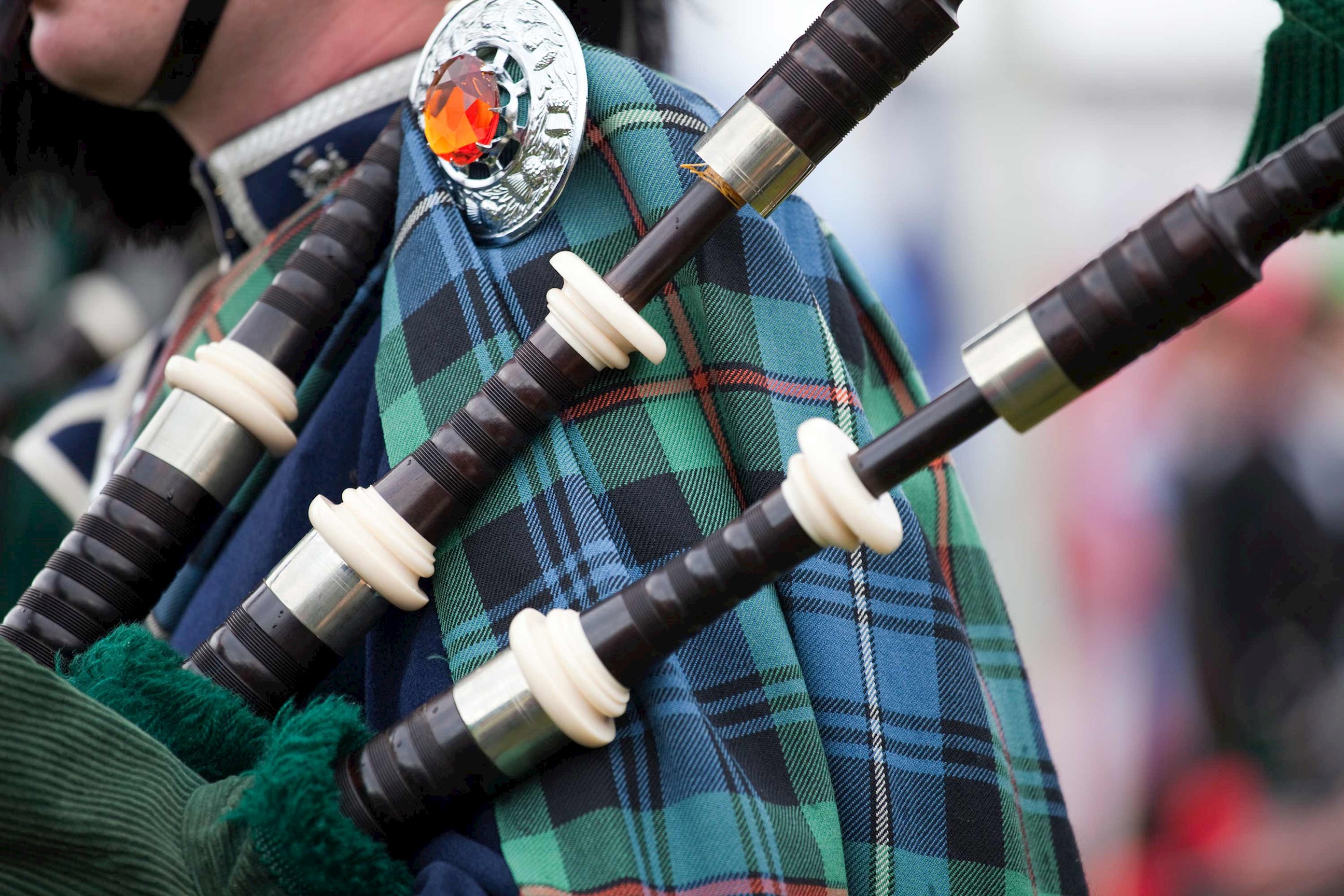bag-piper-edinburgh-scotland.jpg