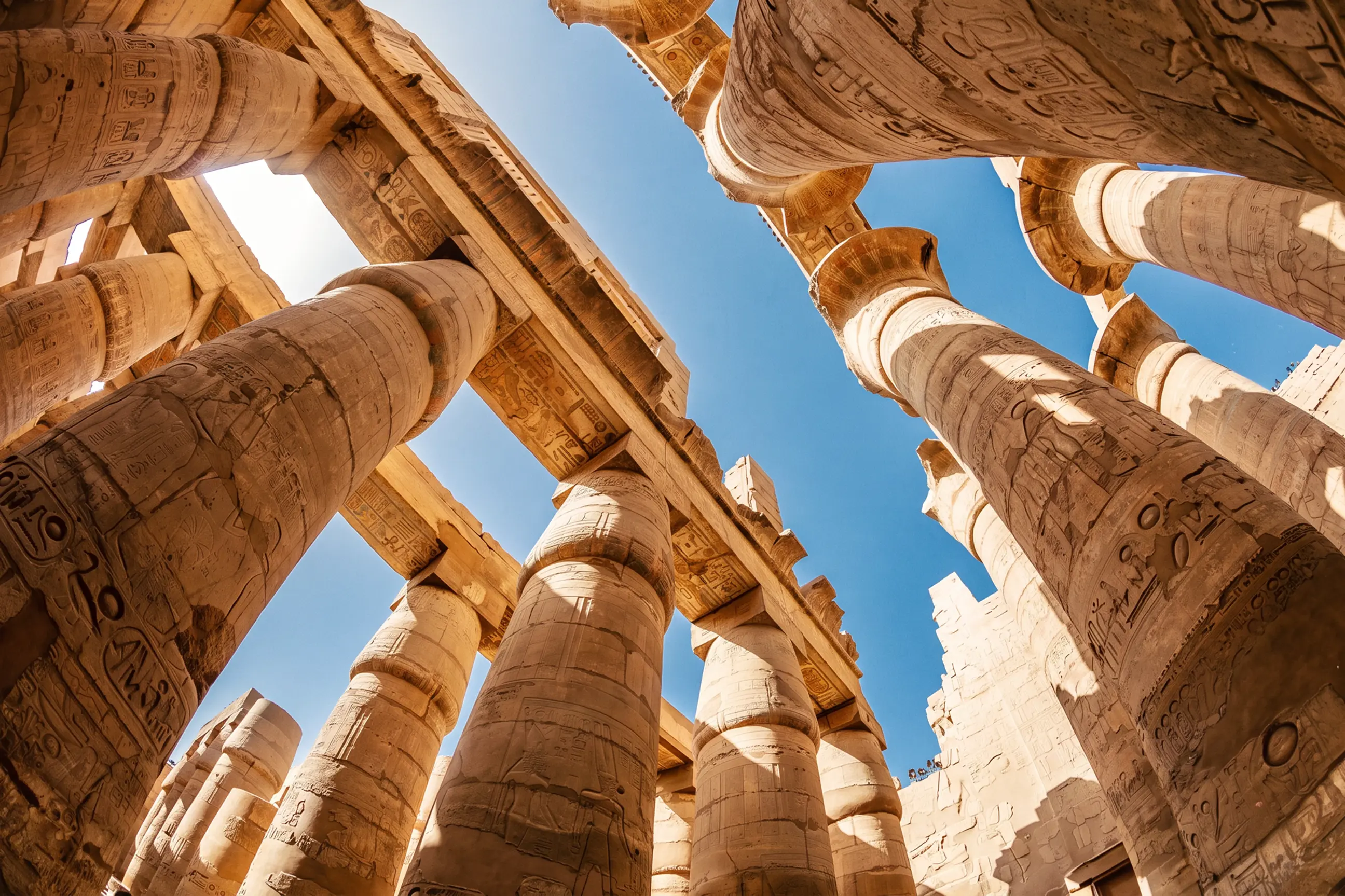 day-hero-suns-rays-penetrate-the-columns-karnak-egypt.webp