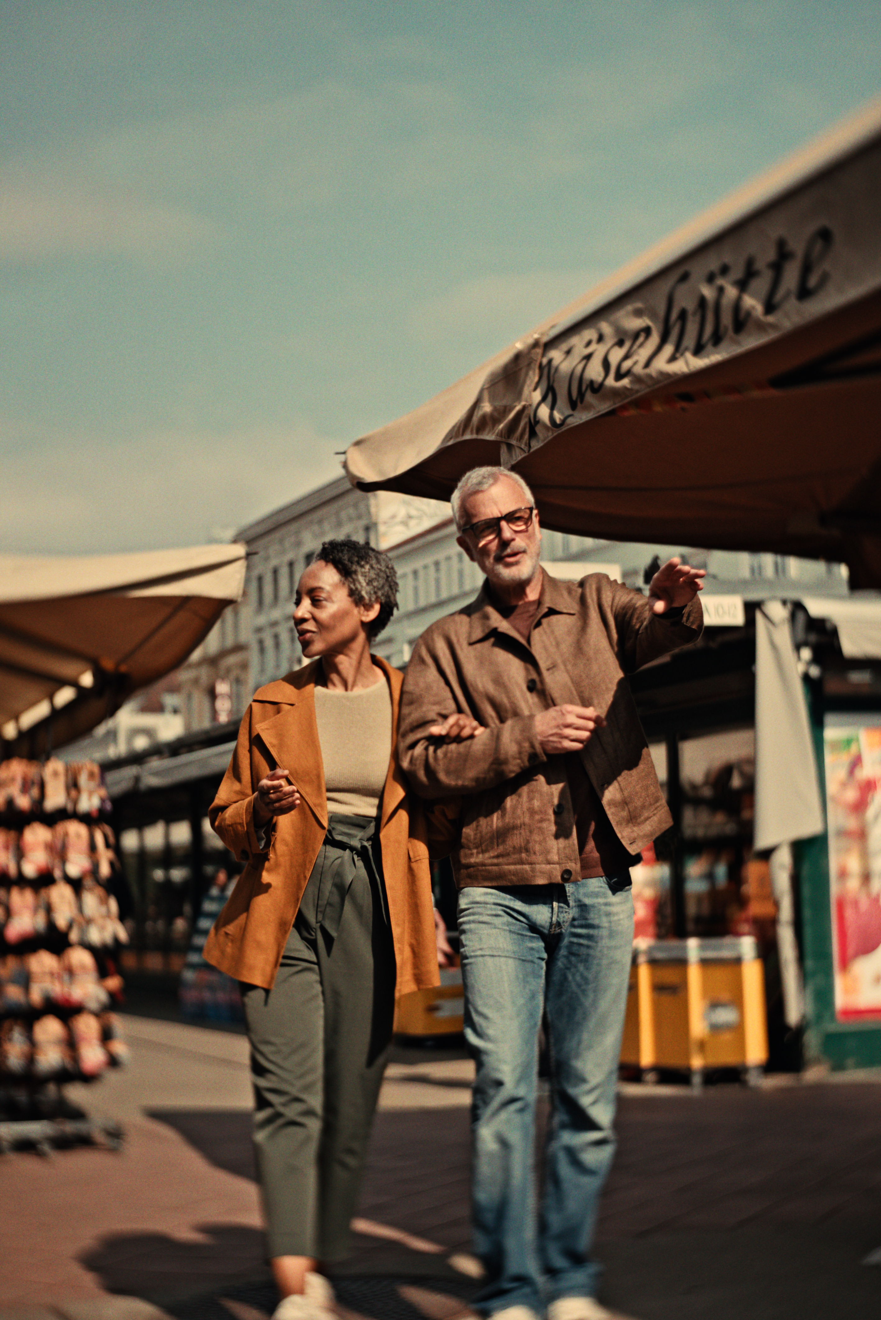 ttc_trar_hn1394324_man-woman-market_dsc05838_v2_srgb.png