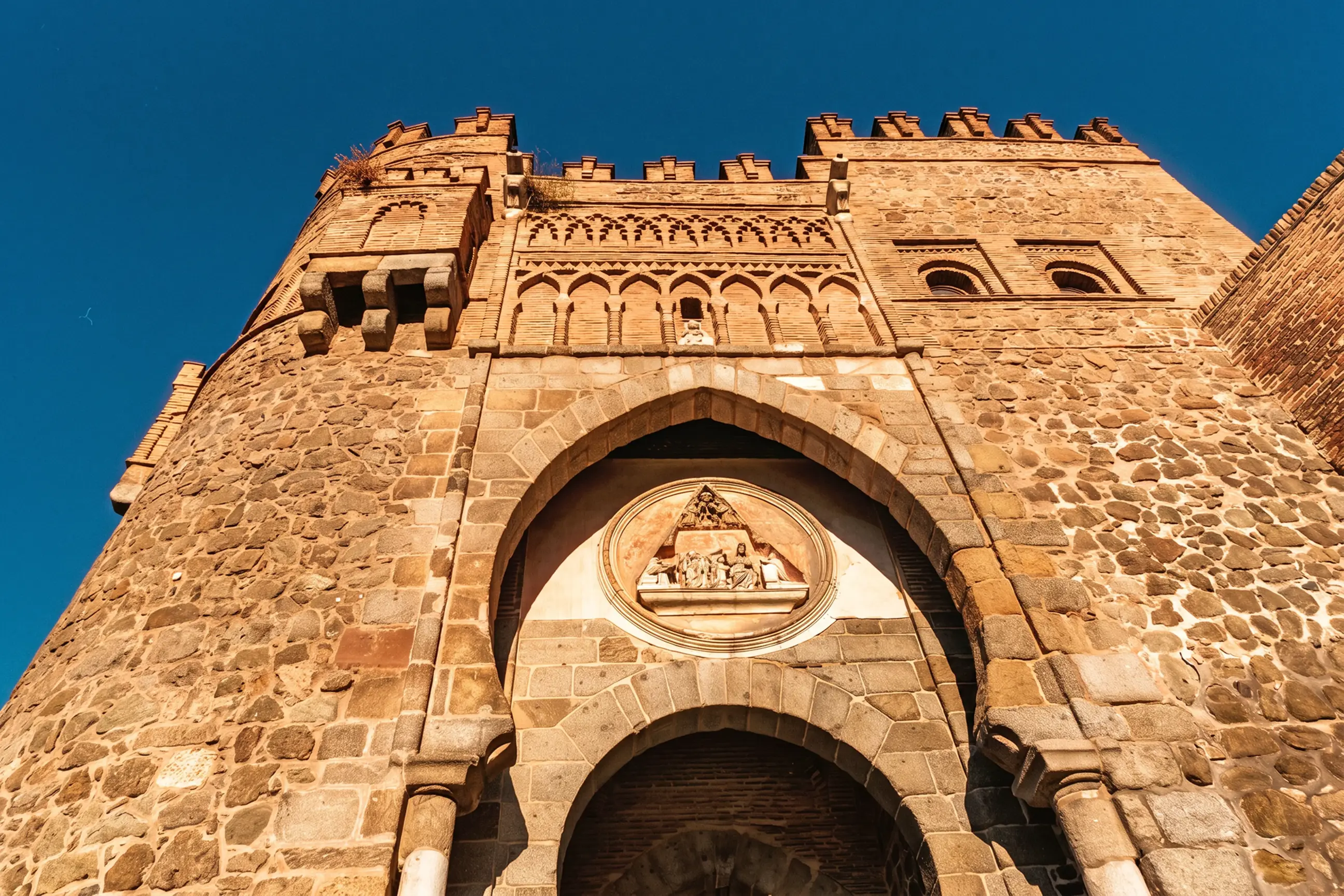 day-hero-puerta-del-sol-toledo-spain.webp