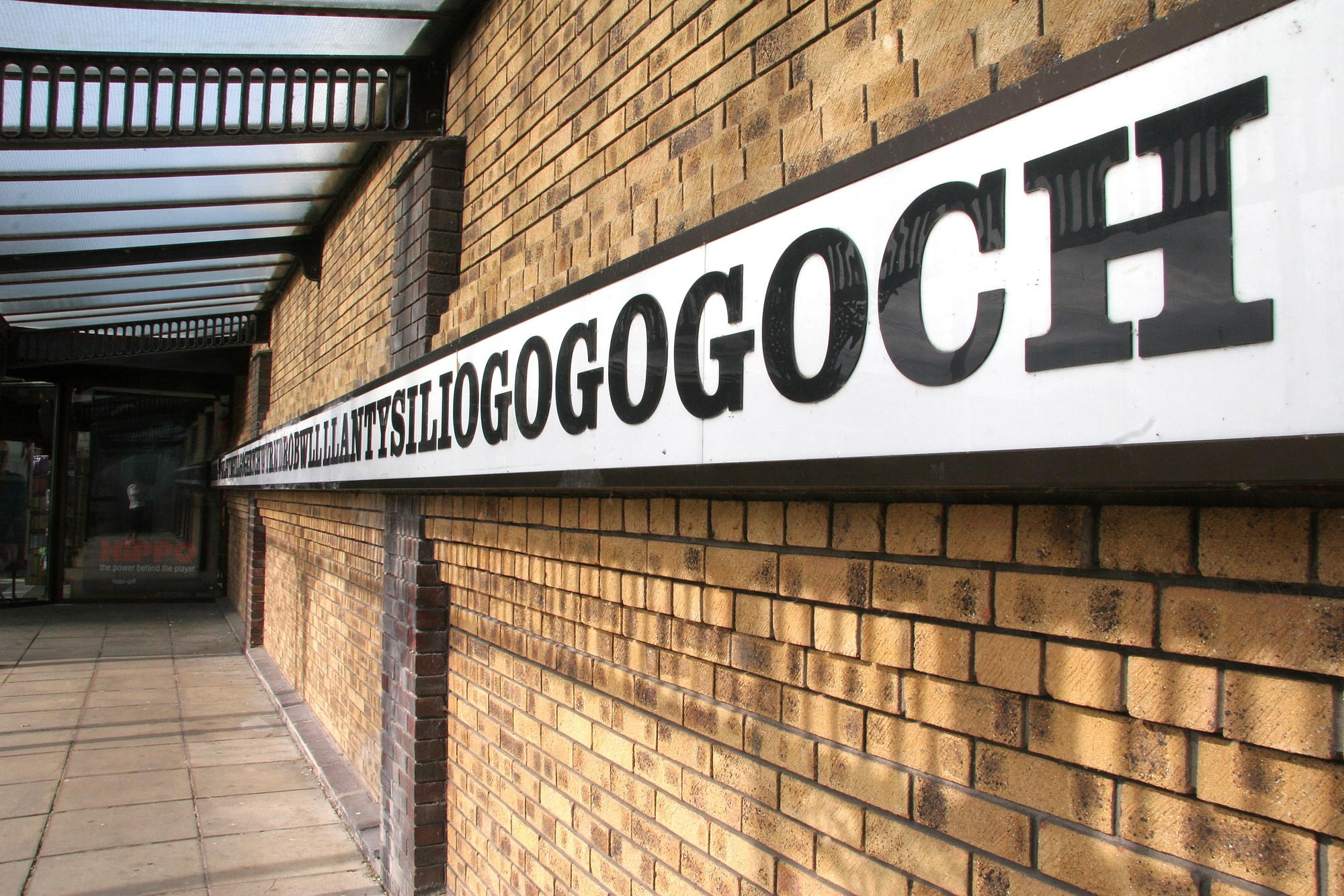 64_sign-longest-city-name-anglesey-wales.jpg