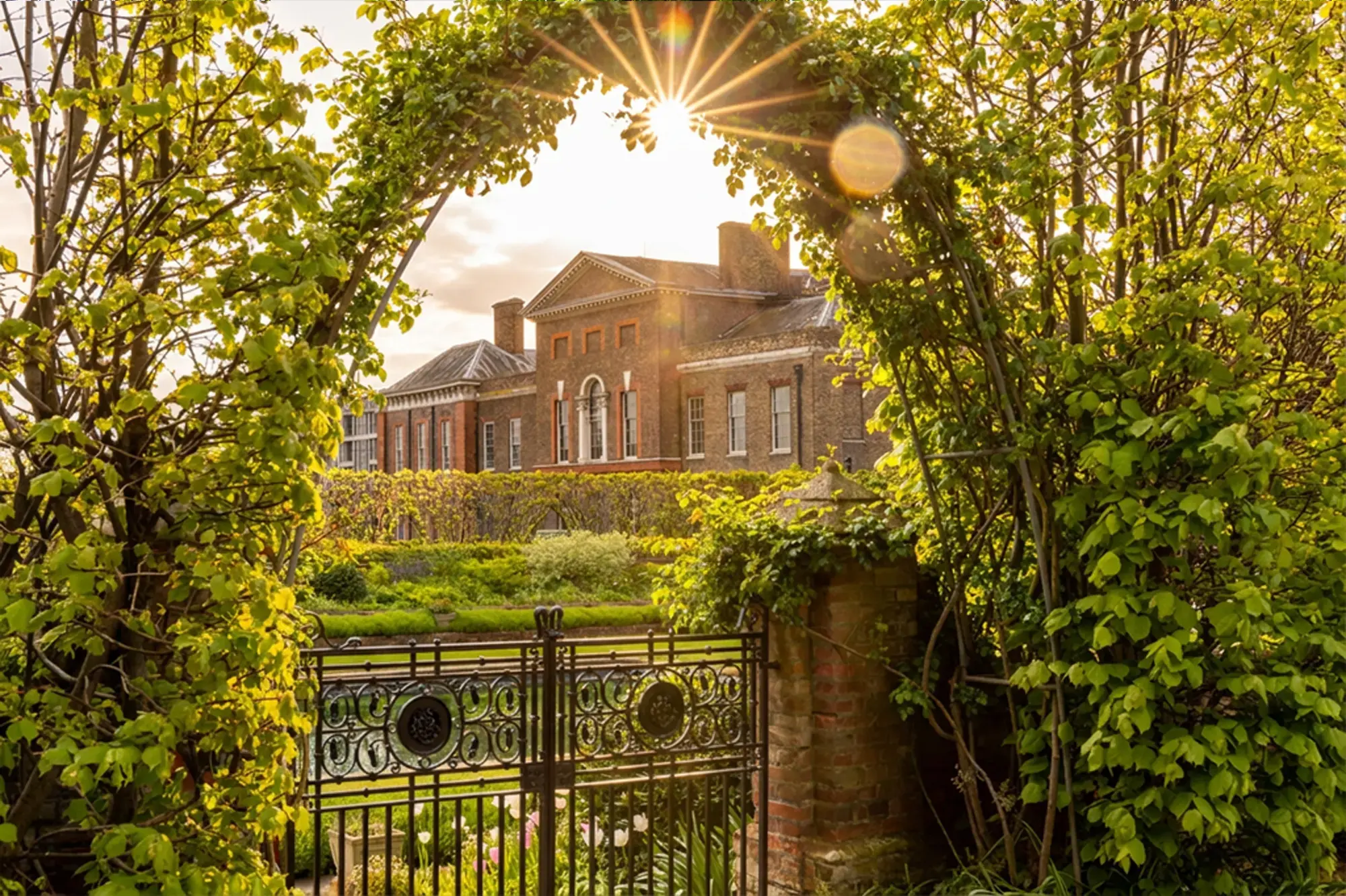 day-hero-gardens-kensington-london-2191446407.webp